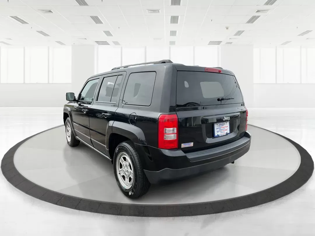 2017 Jeep Patriot Sport FWD (1C4NJPBAXHD) with an 2.4L I-4 DOHC engine, located at 4508 South Dixie Dr, Moraine, OH, 45439, (937) 908-9800, 39.689976, -84.218452 - 2017 Jeep Patriot Sport FWD - Photo#5