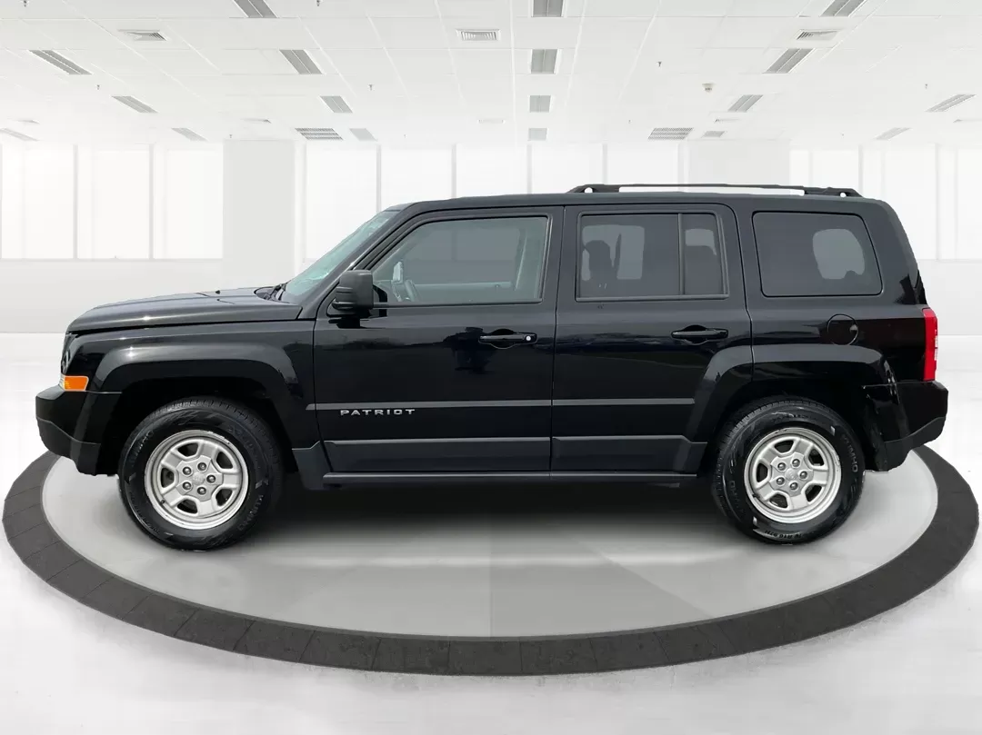 2017 Jeep Patriot Sport FWD (1C4NJPBAXHD) with an 2.4L I-4 DOHC engine, located at 4508 South Dixie Dr, Moraine, OH, 45439, (937) 908-9800, 39.689976, -84.218452 - 2017 Jeep Patriot Sport FWD - Photo#6