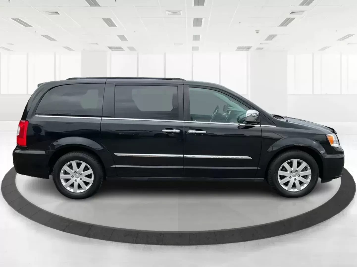 2016 Chrysler Town and Country Touring (2C4RC1BG4GR) with an Pentastar 3.6L V-6 DOHC engine, located at 1230 East Main St, Xenia, OH, 45385, (937) 908-9800, 39.688026, -83.910172 - Photo#0