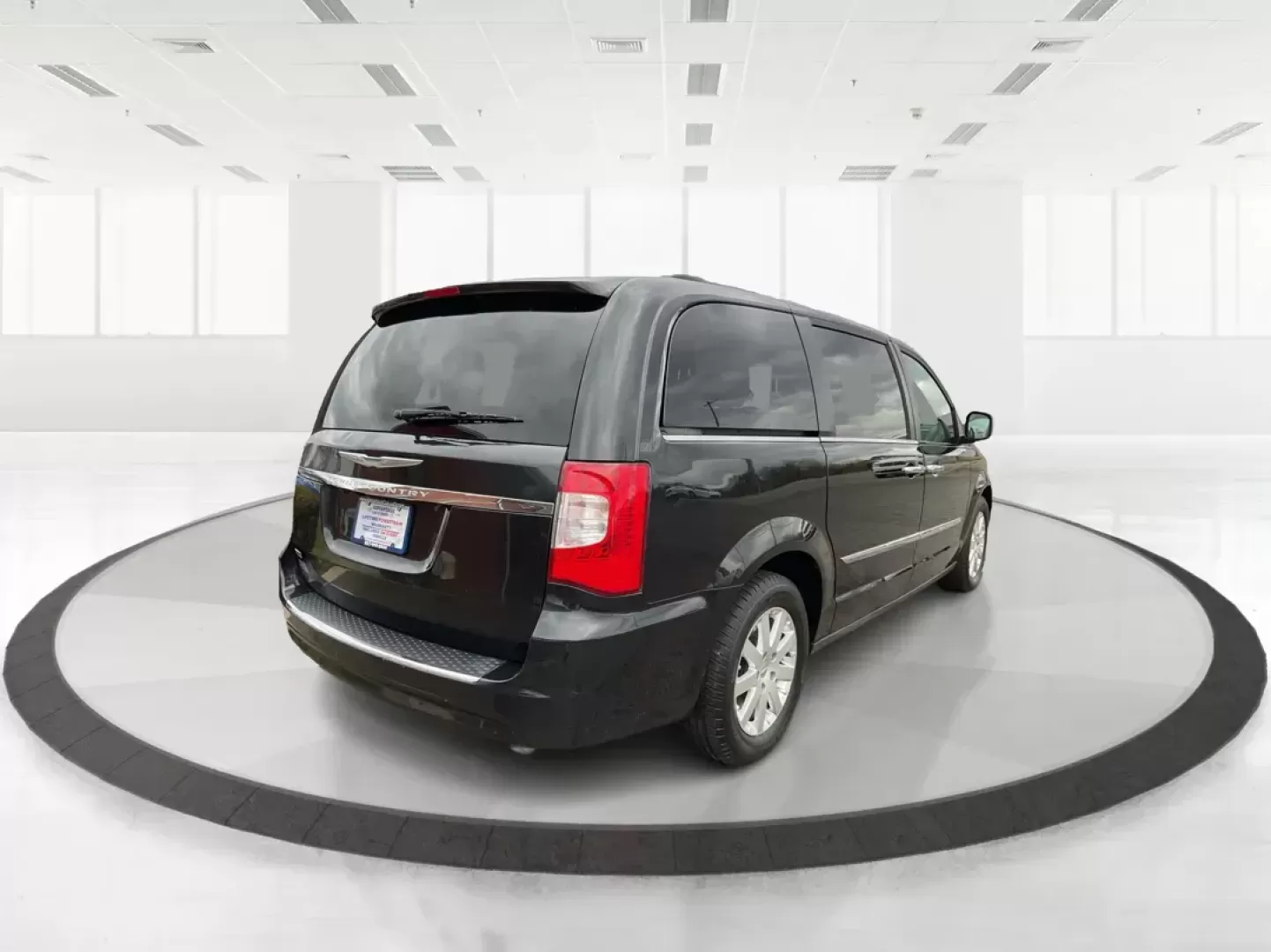 2016 Chrysler Town and Country Touring (2C4RC1BG4GR) with an Pentastar 3.6L V-6 DOHC engine, located at 1230 East Main St, Xenia, OH, 45385, (937) 908-9800, 39.688026, -83.910172 - Photo#1