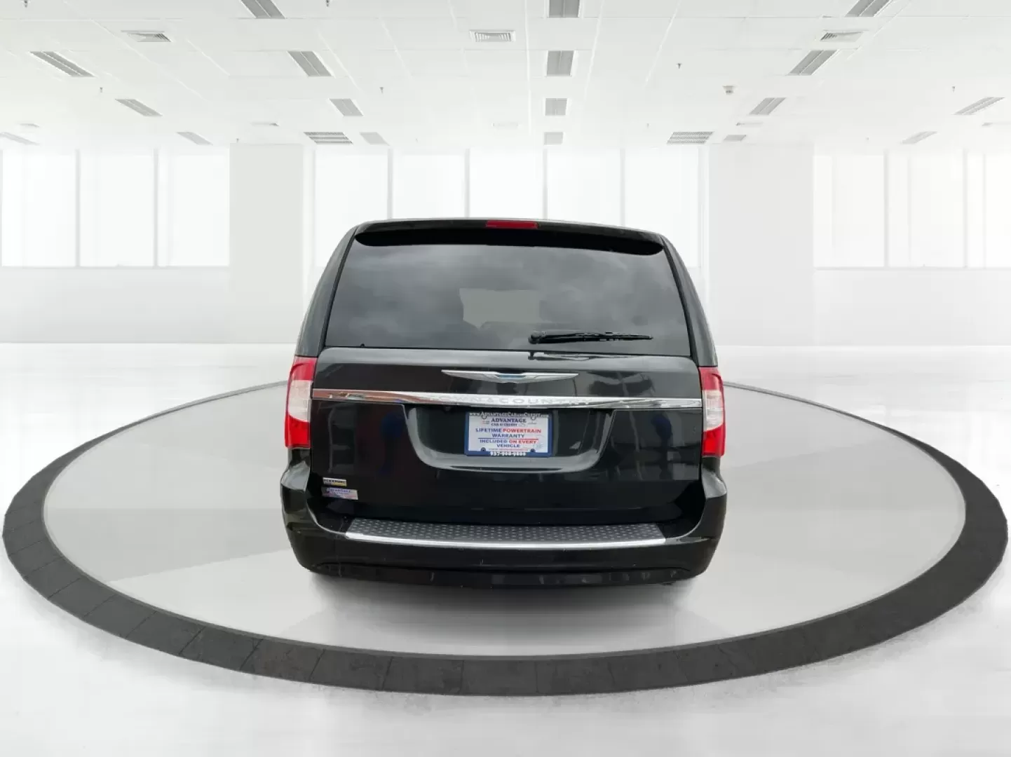 2016 Chrysler Town and Country Touring (2C4RC1BG4GR) with an Pentastar 3.6L V-6 DOHC engine, located at 1230 East Main St, Xenia, OH, 45385, (937) 908-9800, 39.688026, -83.910172 - Photo#3