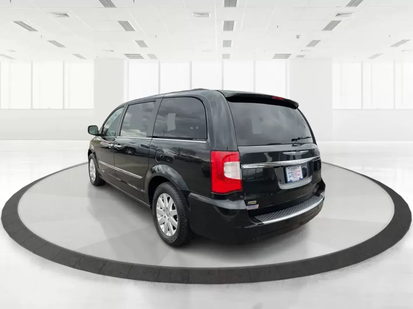 2016 Chrysler Town and Country Touring (2C4RC1BG4GR) with an Pentastar 3.6L V-6 DOHC engine, located at 1230 East Main St, Xenia, OH, 45385, (937) 908-9800, 39.688026, -83.910172 - Photo#4