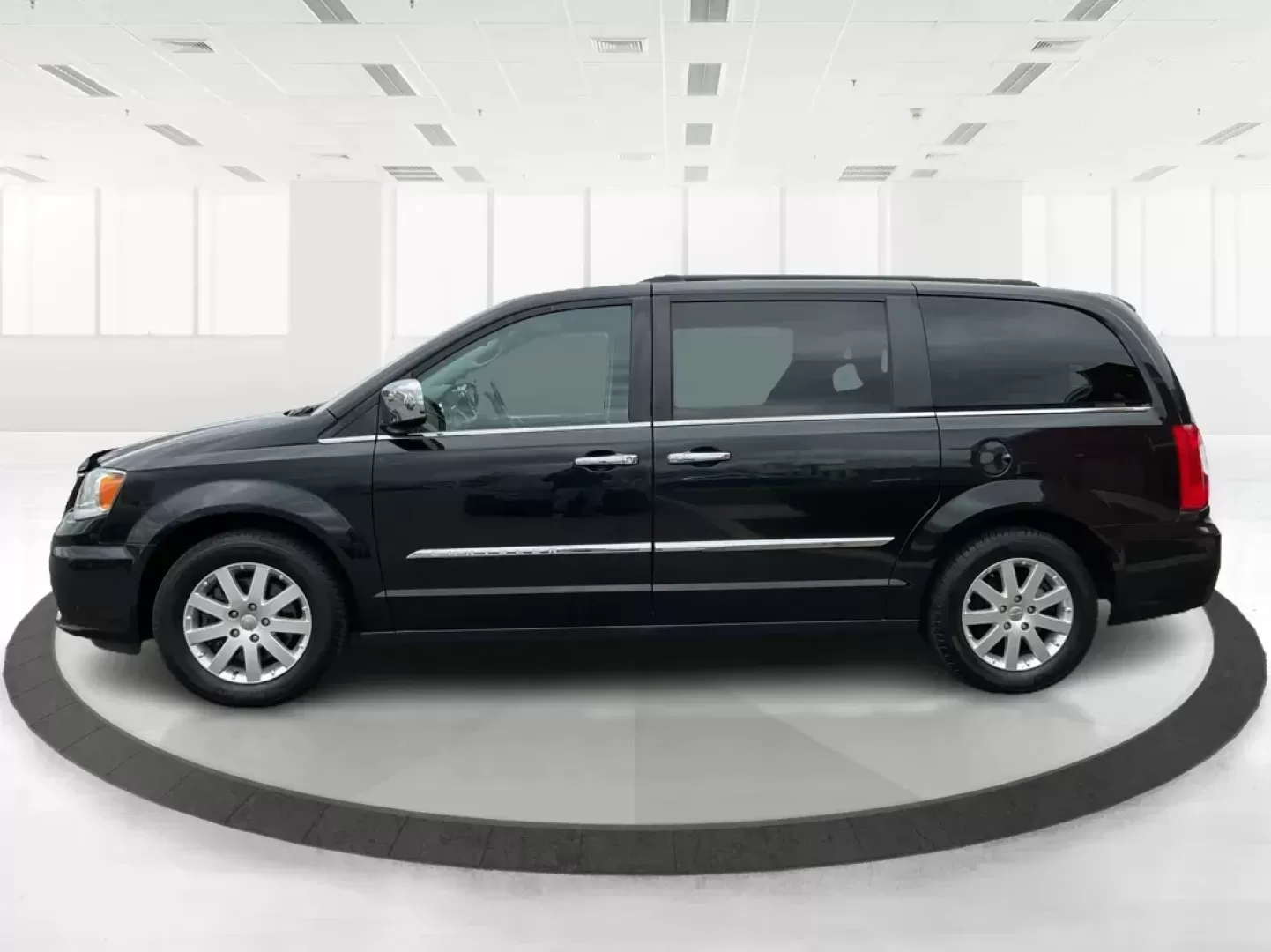 2016 Chrysler Town and Country Touring (2C4RC1BG4GR) with an Pentastar 3.6L V-6 DOHC engine, located at 1230 East Main St, Xenia, OH, 45385, (937) 908-9800, 39.688026, -83.910172 - Photo#5