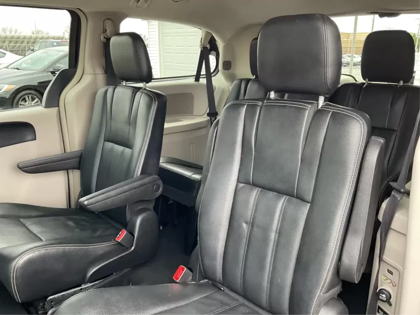 2016 Chrysler Town and Country Touring (2C4RC1BG4GR) with an Pentastar 3.6L V-6 DOHC engine, located at 1230 East Main St, Xenia, OH, 45385, (937) 908-9800, 39.688026, -83.910172 - Photo#9