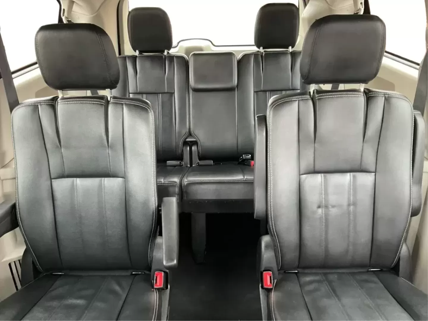 2016 Chrysler Town and Country Touring (2C4RC1BG4GR) with an Pentastar 3.6L V-6 DOHC engine, located at 1230 East Main St, Xenia, OH, 45385, (937) 908-9800, 39.688026, -83.910172 - Photo#13