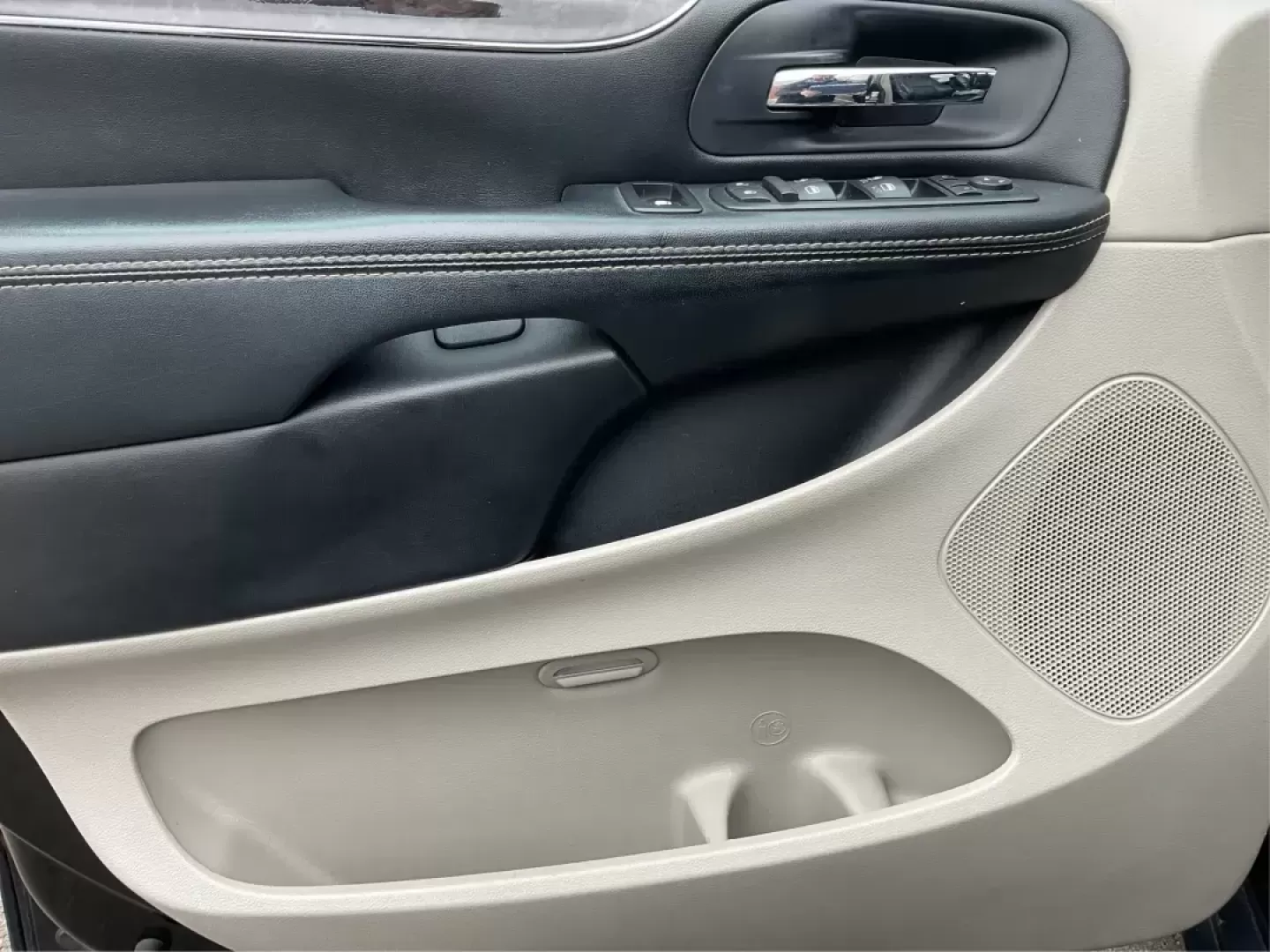 2016 Chrysler Town and Country Touring (2C4RC1BG4GR) with an Pentastar 3.6L V-6 DOHC engine, located at 1230 East Main St, Xenia, OH, 45385, (937) 908-9800, 39.688026, -83.910172 - Photo#18