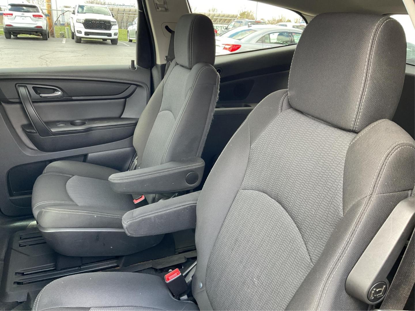 2016 Chevrolet Traverse 1LT (1GNKRGKD2GJ) with an 3.6L V-6 gasoline direct injection engine, located at 1184 Kauffman Ave, Fairborn, OH, 45324, (937) 908-9800, 39.807072, -84.030914 - Photo#9