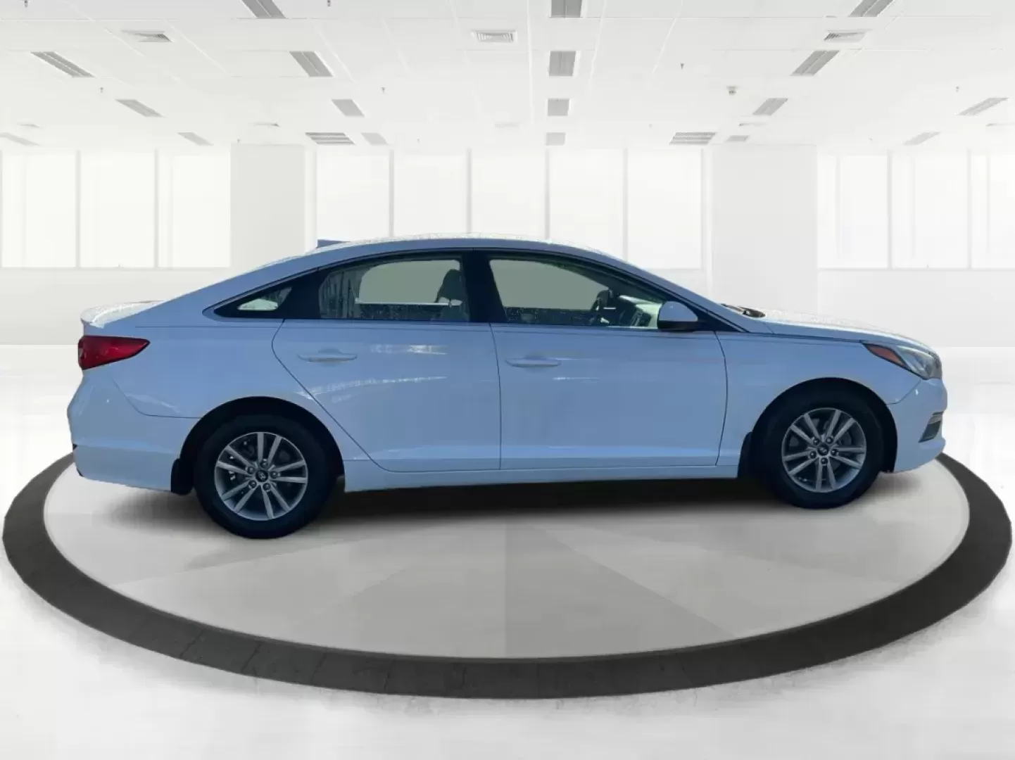2015 Hyundai Sonata SE (5NPE24AF9FH) with an 2.4L I-4 gasoline direct injection engine, located at 1951 S Dayton Lakeview Rd., New Carlisle, OH, 45344, (937) 908-9800, 39.890999, -84.050255 - Photo#1