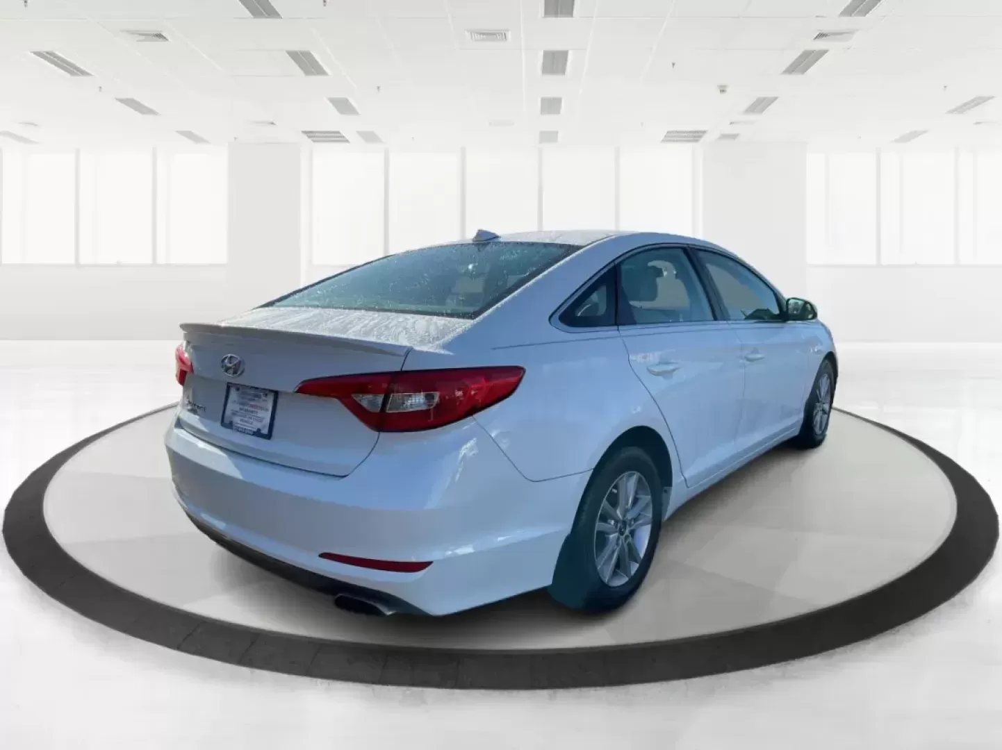 2015 Hyundai Sonata SE (5NPE24AF9FH) with an 2.4L I-4 gasoline direct injection engine, located at 1951 S Dayton Lakeview Rd., New Carlisle, OH, 45344, (937) 908-9800, 39.890999, -84.050255 - Photo#2