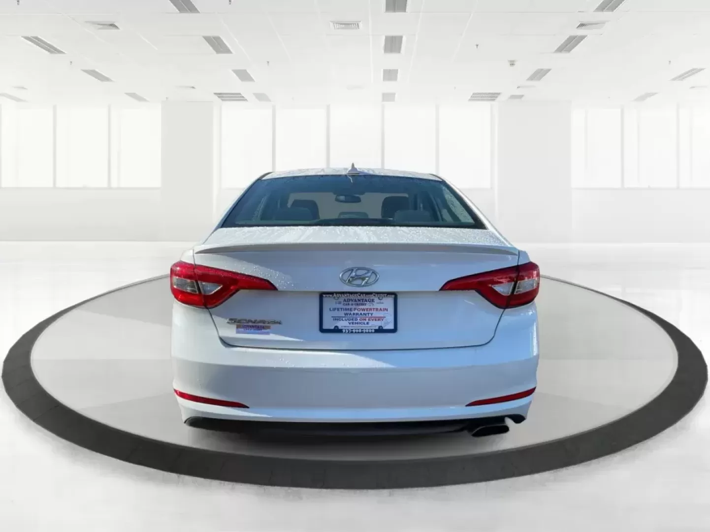 2015 Hyundai Sonata SE (5NPE24AF9FH) with an 2.4L I-4 gasoline direct injection engine, located at 1951 S Dayton Lakeview Rd., New Carlisle, OH, 45344, (937) 908-9800, 39.890999, -84.050255 - Photo#3