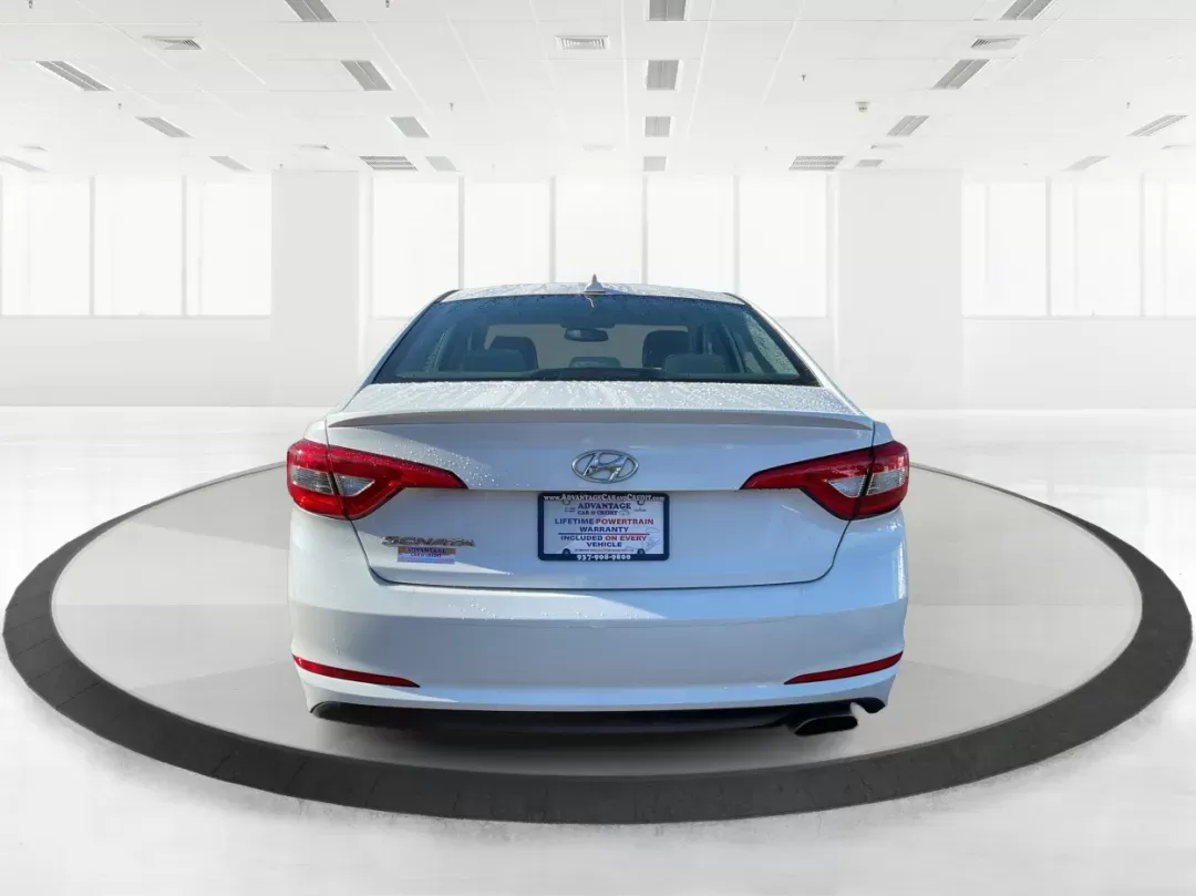 2015 Hyundai Sonata SE (5NPE24AF9FH) with an 2.4L I-4 gasoline direct injection engine, located at 1951 S Dayton Lakeview Rd., New Carlisle, OH, 45344, (937) 908-9800, 39.890999, -84.050255 - One Owner - Photo#3