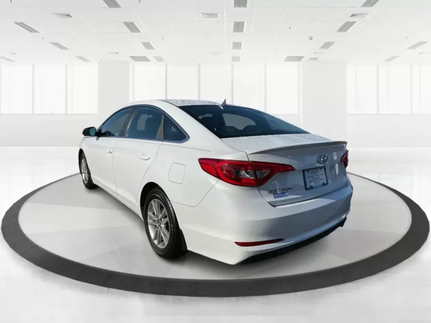 2015 Hyundai Sonata SE (5NPE24AF9FH) with an 2.4L I-4 gasoline direct injection engine, located at 1951 S Dayton Lakeview Rd., New Carlisle, OH, 45344, (937) 908-9800, 39.890999, -84.050255 - Photo#4
