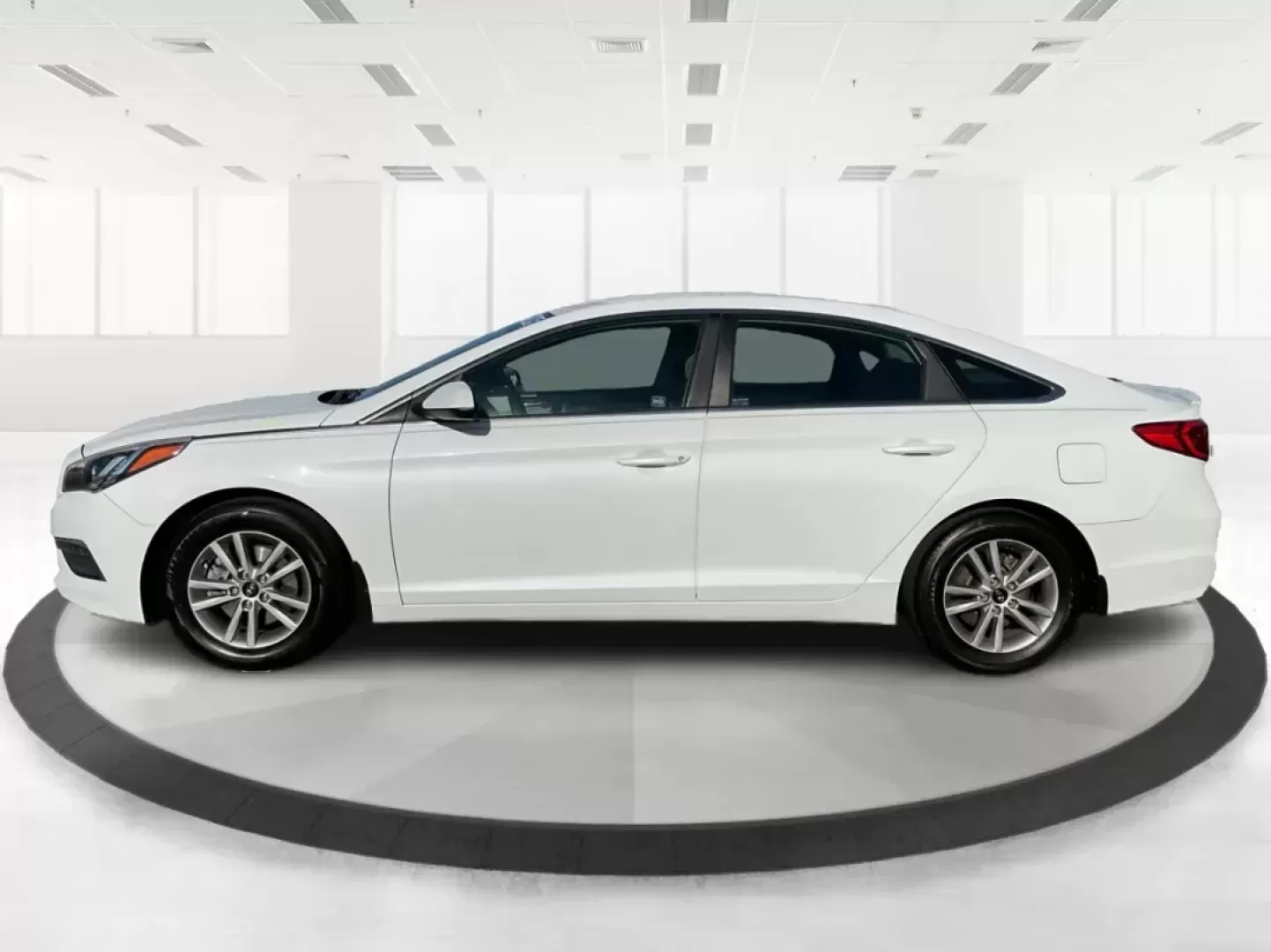 2015 Hyundai Sonata SE (5NPE24AF9FH) with an 2.4L I-4 gasoline direct injection engine, located at 1951 S Dayton Lakeview Rd., New Carlisle, OH, 45344, (937) 908-9800, 39.890999, -84.050255 - Photo#5
