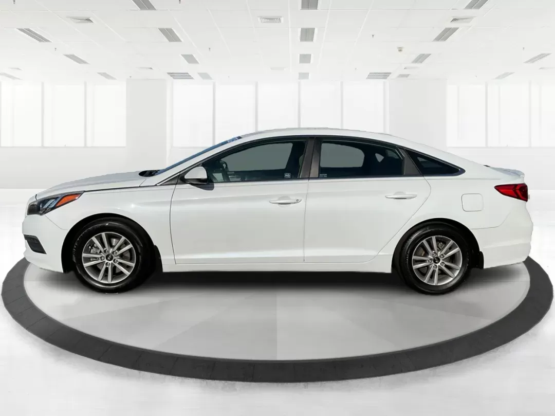 2015 Hyundai Sonata SE (5NPE24AF9FH) with an 2.4L I-4 gasoline direct injection engine, located at 1951 S Dayton Lakeview Rd., New Carlisle, OH, 45344, (937) 908-9800, 39.890999, -84.050255 - One Owner - Photo#5