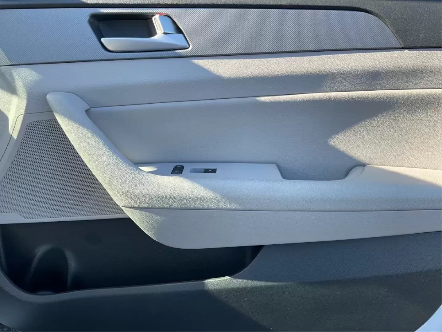 2015 Hyundai Sonata SE (5NPE24AF9FH) with an 2.4L I-4 gasoline direct injection engine, located at 1951 S Dayton Lakeview Rd., New Carlisle, OH, 45344, (937) 908-9800, 39.890999, -84.050255 - Photo#18