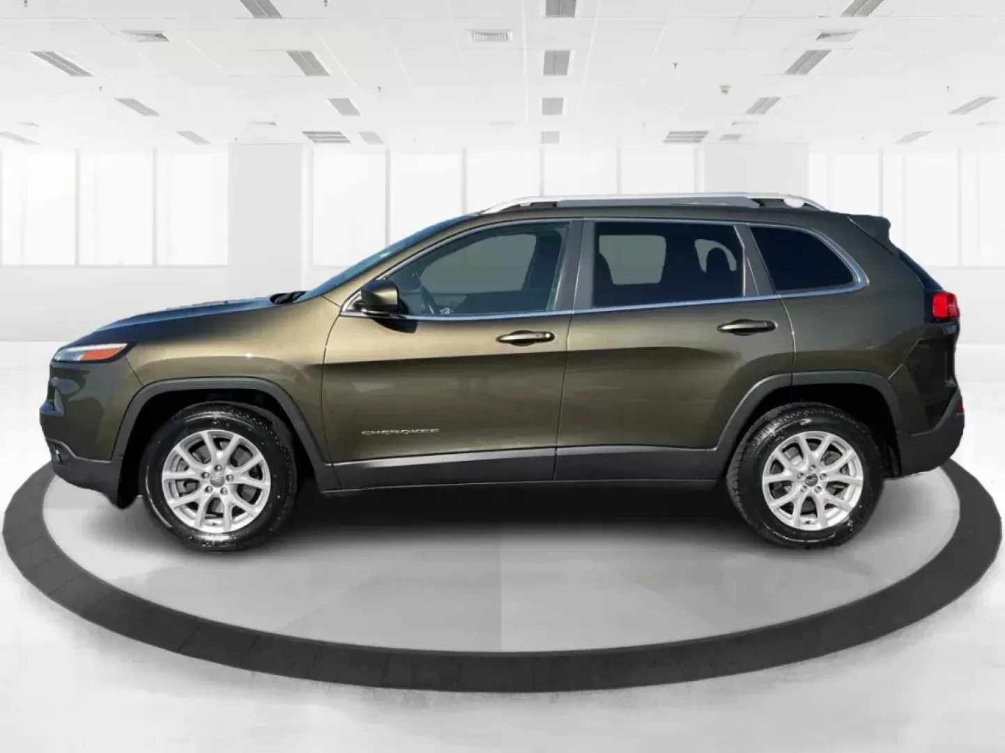 2014 Jeep Cherokee Latitude (1C4PJLCS8EW) with an MultiAir2 Tigershark 2.4L I-4 variable valve contr engine, located at 8750 N County Rd 25A, Piqua, OH, 45356, (937) 908-9800, 40.164391, -84.232513 - Photo#5