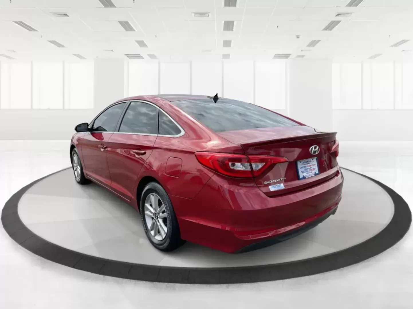 2016 Hyundai Sonata SE (5NPE24AF9GH) with an 2.4L I-4 gasoline direct injection engine, located at 1230 East Main St, Xenia, OH, 45385, (937) 908-9800, 39.688026, -83.910172 - 2016 Hyundai Sonata SE - Photo#4