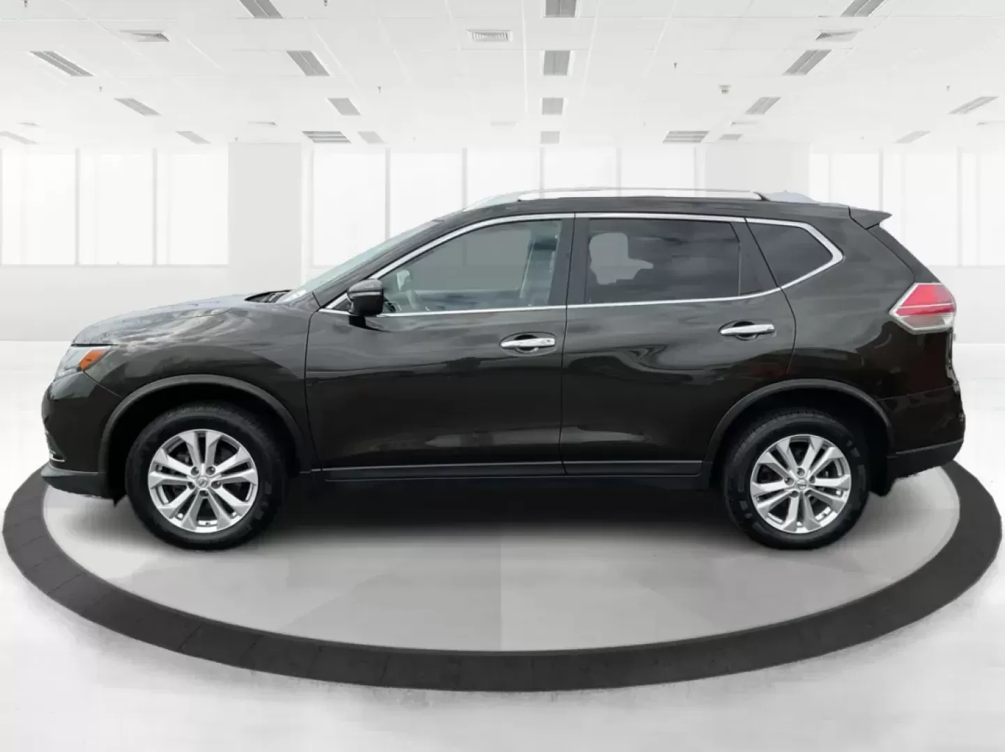 2015 Nissan Rogue SV (KNMAT2MV6FP) with an 2.5L I-4 DOHC engine, located at 1230 East Main St, Xenia, OH, 45385, (937) 908-9800, 39.688026, -83.910172 - 2015 Nissan Rogue SV - Photo#3