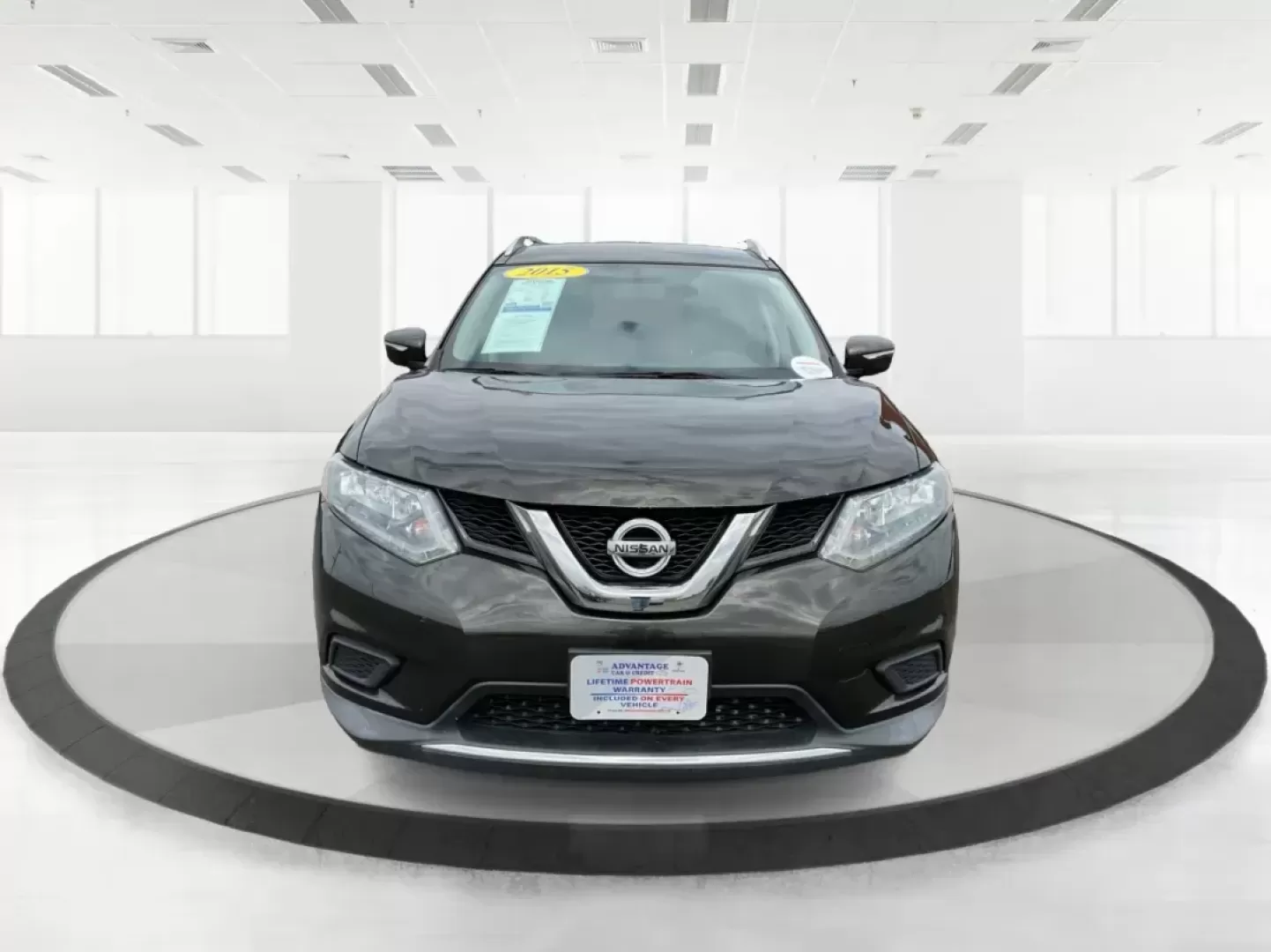 2015 Nissan Rogue SV (KNMAT2MV6FP) with an 2.5L I-4 DOHC engine, located at 1230 East Main St, Xenia, OH, 45385, (937) 908-9800, 39.688026, -83.910172 - 2015 Nissan Rogue SV - Photo#4