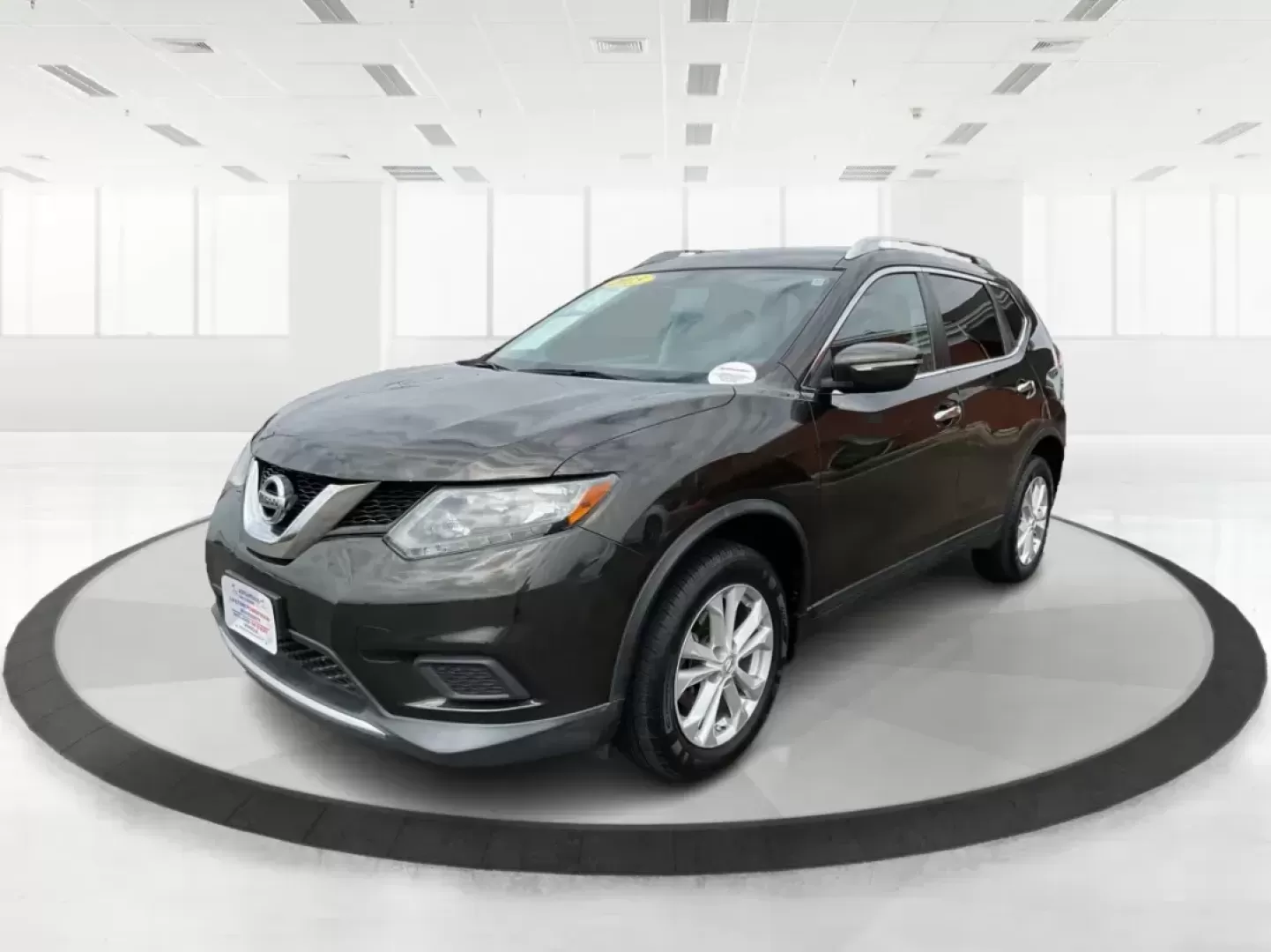 2015 Nissan Rogue SV (KNMAT2MV6FP) with an 2.5L I-4 DOHC engine, located at 1230 East Main St, Xenia, OH, 45385, (937) 908-9800, 39.688026, -83.910172 - 2015 Nissan Rogue SV - Photo#5