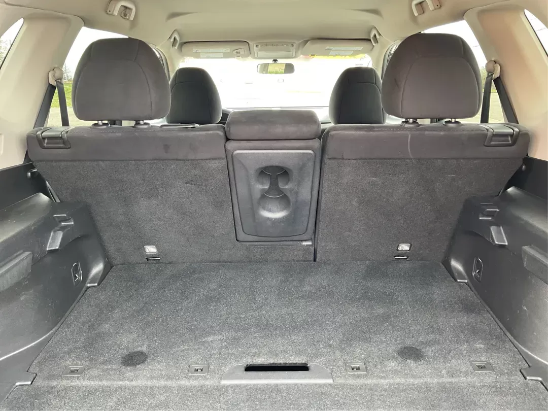 2015 Nissan Rogue SV (KNMAT2MV6FP) with an 2.5L I-4 DOHC engine, located at 1230 East Main St, Xenia, OH, 45385, (937) 908-9800, 39.688026, -83.910172 - 2015 Nissan Rogue SV - Photo#10