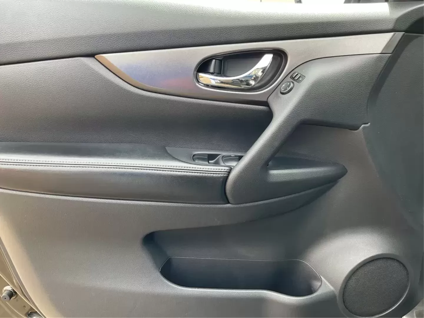 2015 Nissan Rogue SV (KNMAT2MV6FP) with an 2.5L I-4 DOHC engine, located at 1230 East Main St, Xenia, OH, 45385, (937) 908-9800, 39.688026, -83.910172 - 2015 Nissan Rogue SV - Photo#15