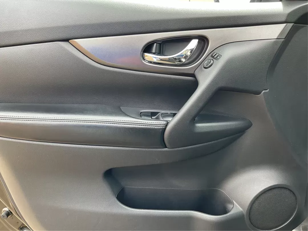 2015 Nissan Rogue SV (KNMAT2MV6FP) with an 2.5L I-4 DOHC engine, located at 1230 East Main St, Xenia, OH, 45385, (937) 908-9800, 39.688026, -83.910172 - 2015 Nissan Rogue SV - Photo#16