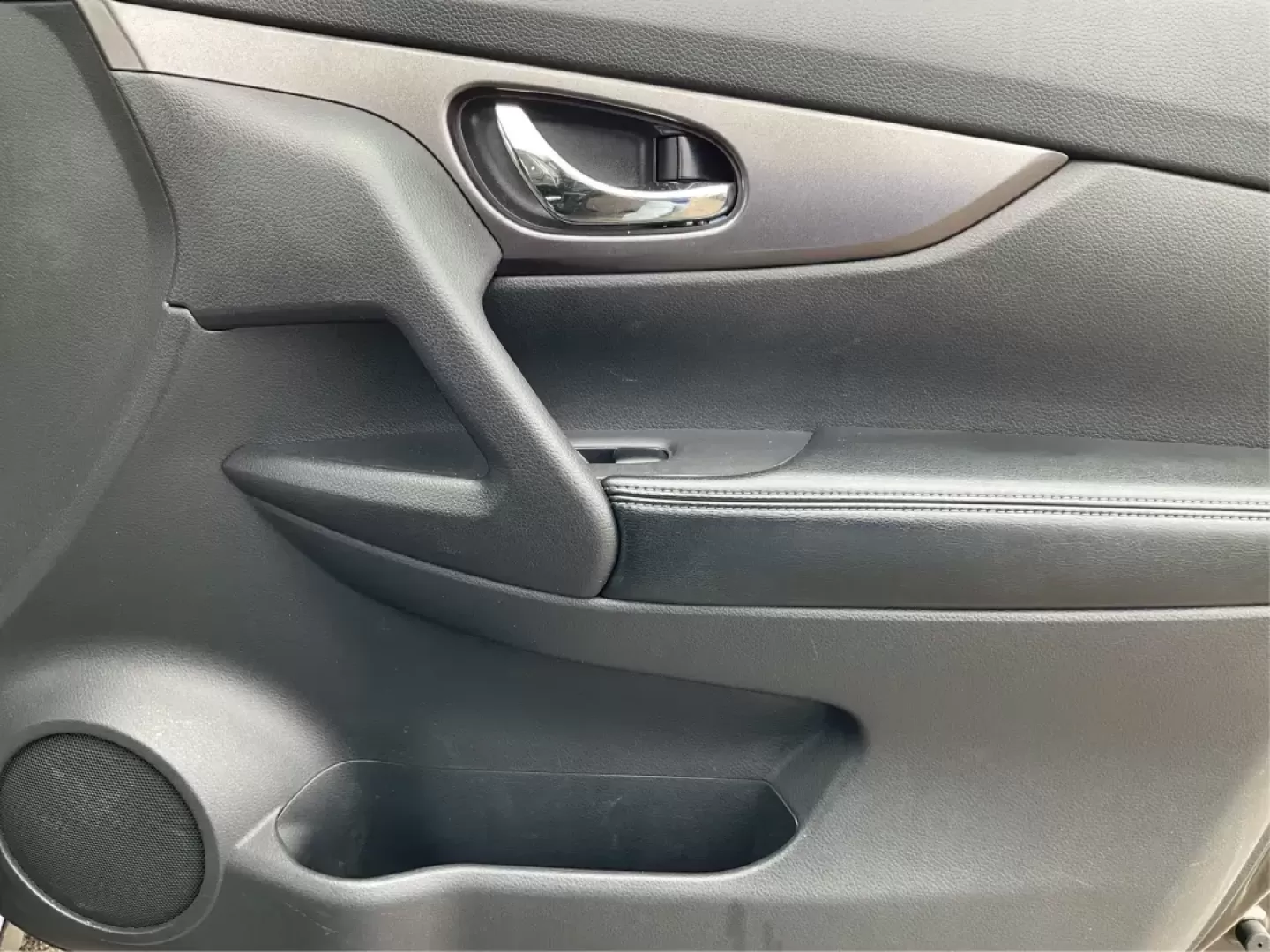 2015 Nissan Rogue SV (KNMAT2MV6FP) with an 2.5L I-4 DOHC engine, located at 1230 East Main St, Xenia, OH, 45385, (937) 908-9800, 39.688026, -83.910172 - 2015 Nissan Rogue SV - Photo#16