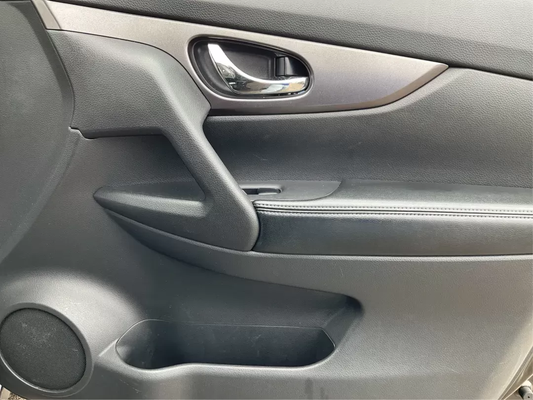 2015 Nissan Rogue SV (KNMAT2MV6FP) with an 2.5L I-4 DOHC engine, located at 1230 East Main St, Xenia, OH, 45385, (937) 908-9800, 39.688026, -83.910172 - 2015 Nissan Rogue SV - Photo#17