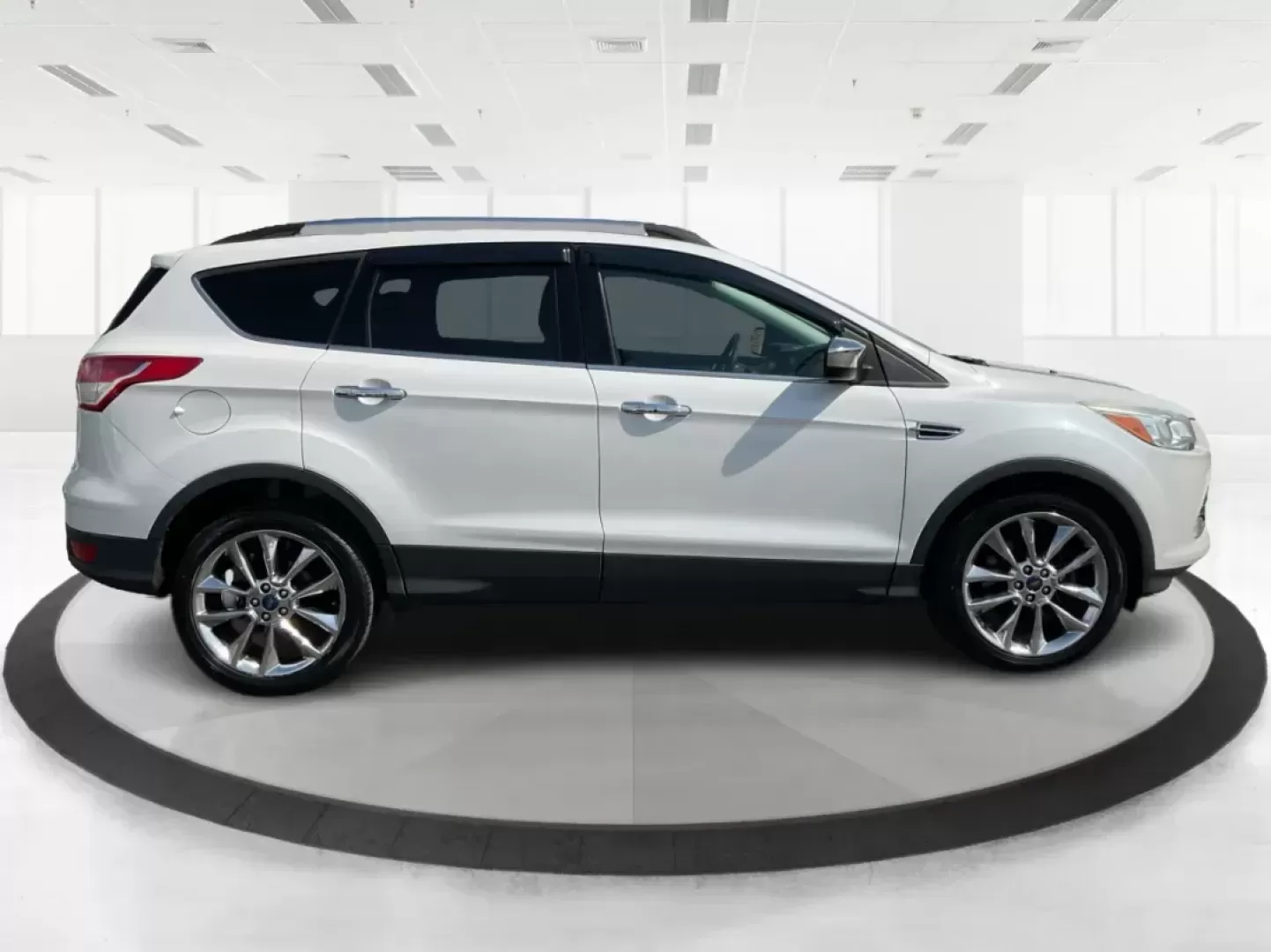 2015 Ford Escape SE (1FMCU9G92FU) with an EcoBoost 1.6L I-4 gasoline direct injection engine, located at 1184 Kauffman Ave, Fairborn, OH, 45324, (937) 908-9800, 39.807072, -84.030914 - 2015 Ford Escape SE - Photo#1