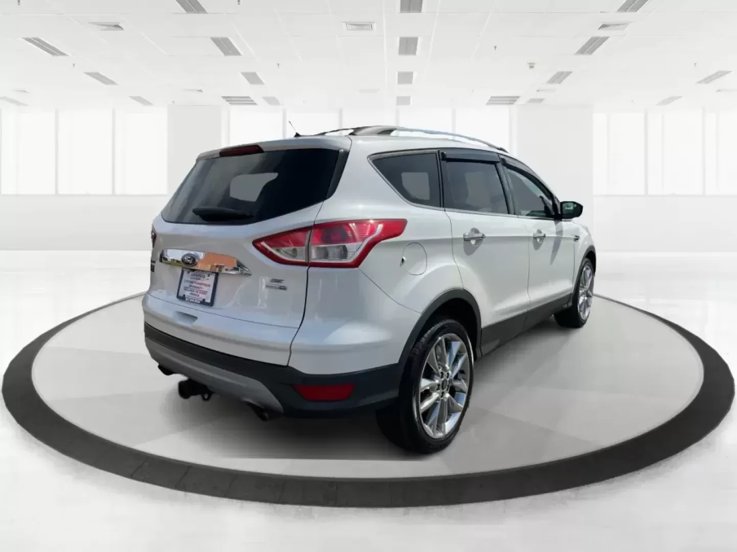 2015 Ford Escape SE (1FMCU9G92FU) with an EcoBoost 1.6L I-4 gasoline direct injection engine, located at 1184 Kauffman Ave, Fairborn, OH, 45324, (937) 908-9800, 39.807072, -84.030914 - 2015 Ford Escape SE - Photo#2