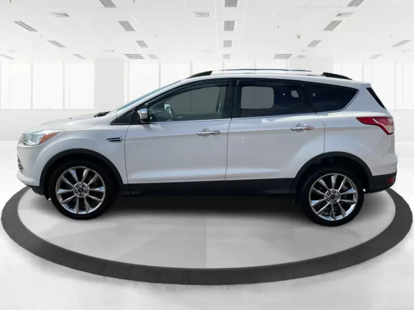 2015 Ford Escape SE (1FMCU9G92FU) with an EcoBoost 1.6L I-4 gasoline direct injection engine, located at 1184 Kauffman Ave, Fairborn, OH, 45324, (937) 908-9800, 39.807072, -84.030914 - 2015 Ford Escape SE - Photo#5