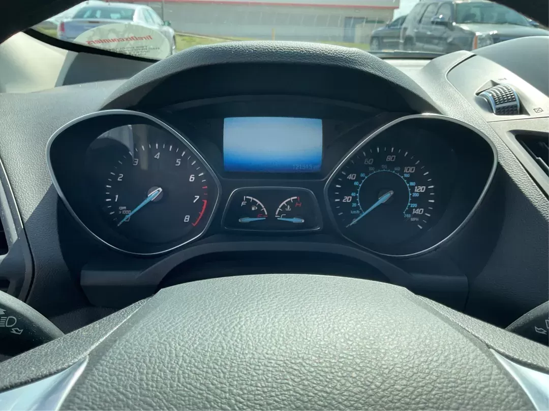 2015 Ford Escape SE (1FMCU9G92FU) with an EcoBoost 1.6L I-4 gasoline direct injection engine, located at 4508 South Dixie Dr, Moraine, OH, 45439, (937) 908-9800, 39.689976, -84.218452 - 2015 Ford Escape SE - Photo#14