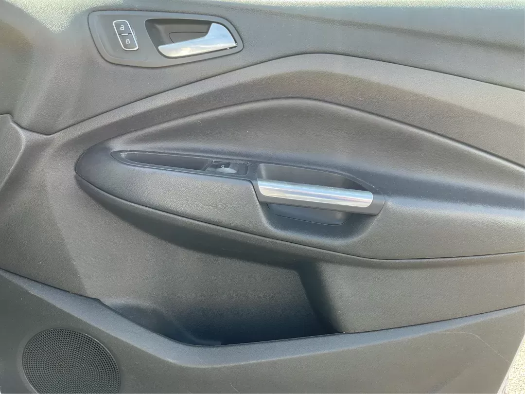 2015 Ford Escape SE (1FMCU9G92FU) with an EcoBoost 1.6L I-4 gasoline direct injection engine, located at 4508 South Dixie Dr, Moraine, OH, 45439, (937) 908-9800, 39.689976, -84.218452 - 2015 Ford Escape SE - Photo#19