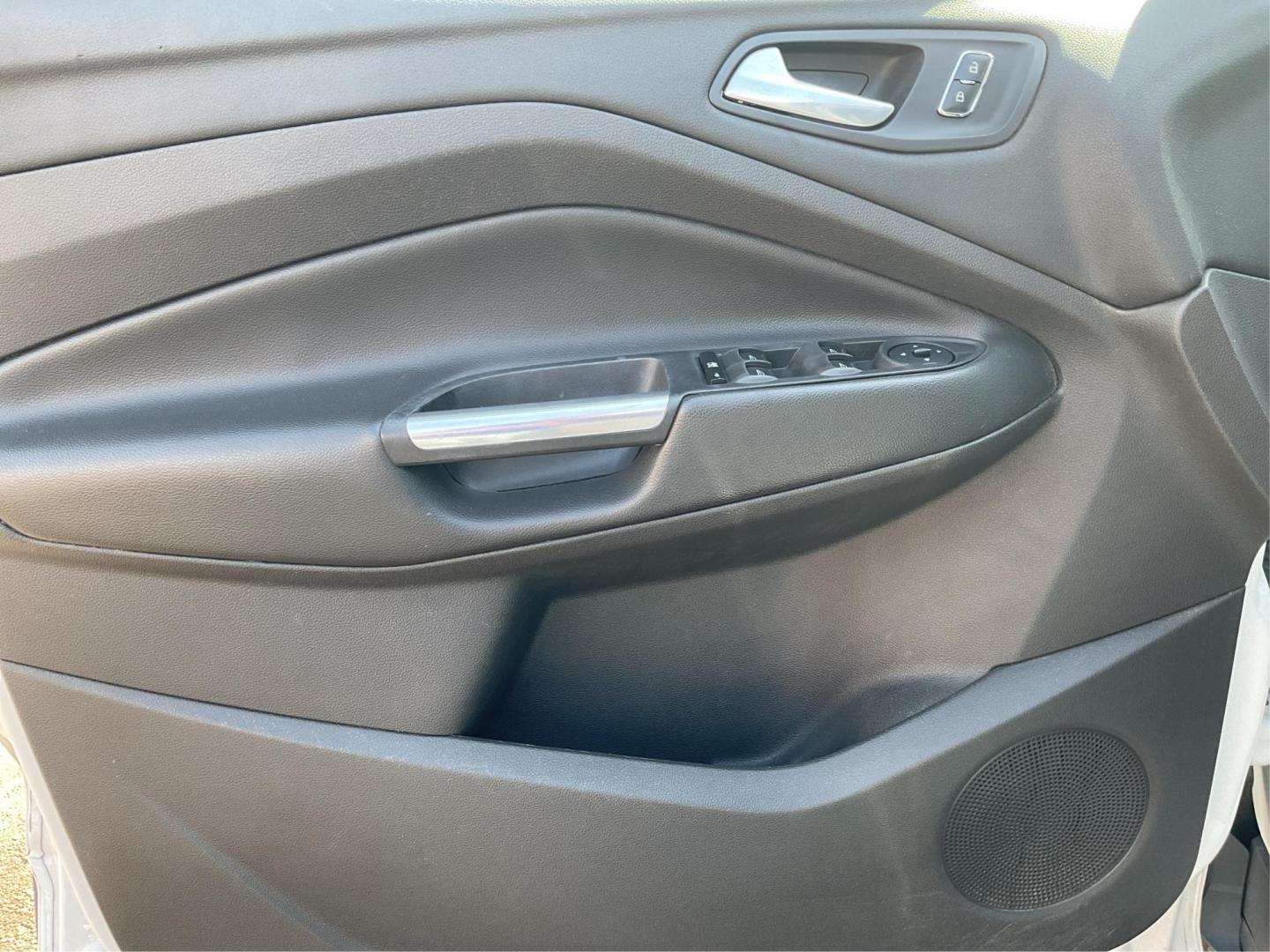 2015 Ford Escape SE (1FMCU9G92FU) with an EcoBoost 1.6L I-4 gasoline direct injection engine, located at 401 Woodman Dr, Riverside, OH, 45431, (937) 908-9800, 39.760899, -84.123421 - Photo#18