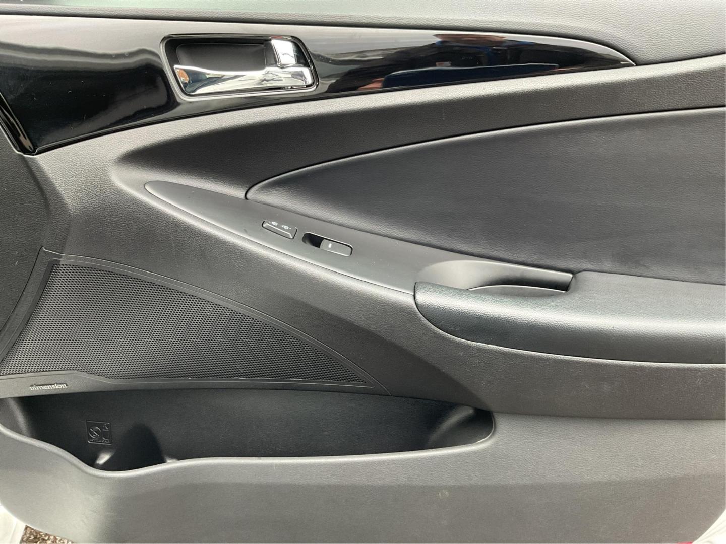 2012 Hyundai Sonata Limited 2.0T (5NPEC4AB7CH) with an 2L I-4 gasoline direct injection engine, located at 1184 Kauffman Ave, Fairborn, OH, 45324, (937) 908-9800, 39.807072, -84.030914 - Photo#18
