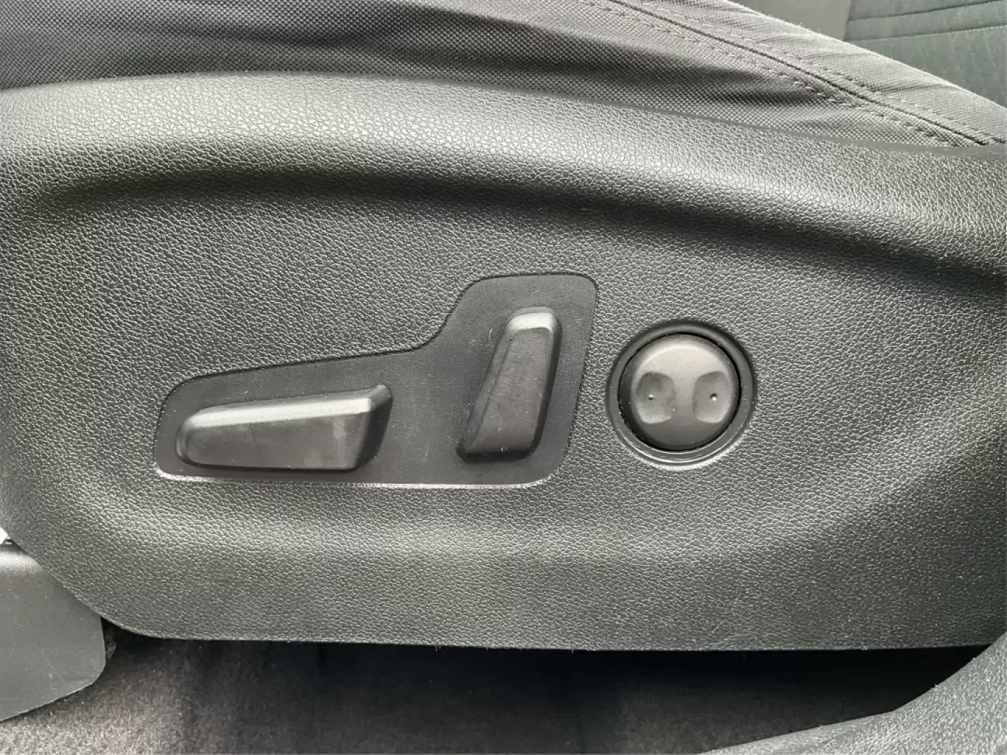 2016 Kia Sorento 2.4L LX (5XYPGDA39GG) with an 2.4L I-4 gasoline direct injection engine, located at 1099 N County Rd 25A, Troy, OH, 45373, (937) 908-9800, 40.057079, -84.212883 - Photo#17
