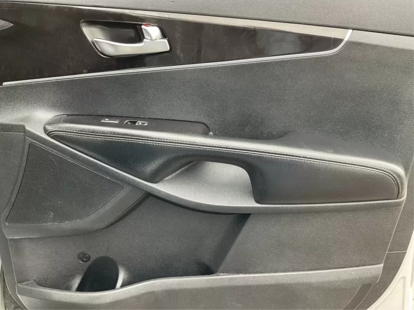 2016 Kia Sorento 2.4L LX (5XYPGDA39GG) with an 2.4L I-4 gasoline direct injection engine, located at 1099 N County Rd 25A, Troy, OH, 45373, (937) 908-9800, 40.057079, -84.212883 - Photo#19