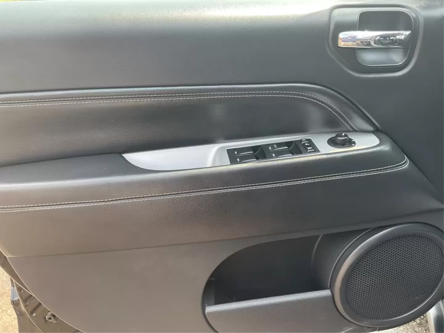 2016 Jeep Compass High Altitude Edition (1C4NJDEB2GD) with an 2.4L I-4 DOHC engine, located at 880 E. National Road, Vandalia, OH, 45377, (937) 908-9800, 39.891918, -84.183594 - **Adventure Awaits with this 2016 Jeep Compass High Altitude Edition!**<br /> <br /> Are you ready to elevate your driving experience? Perfect for weekend getaways or long commutes, this 2016 Jeep Compass High Altitude Edition is designed to tackle any journey with confidence and style. At Advantage - Photo#17