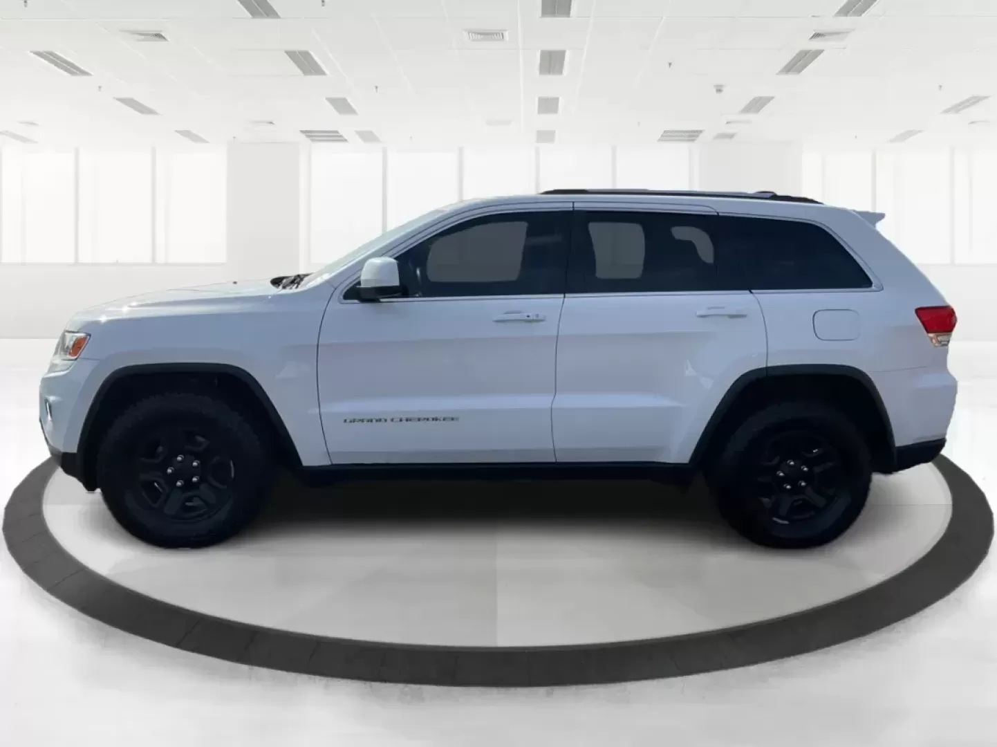 2014 Jeep Grand Cherokee Laredo (1C4RJFAGXEC) with an 3.6L V-6 DOHC engine, located at 1951 S Dayton Lakeview Rd., New Carlisle, OH, 45344, (937) 908-9800, 39.890999, -84.050255 - Photo#5
