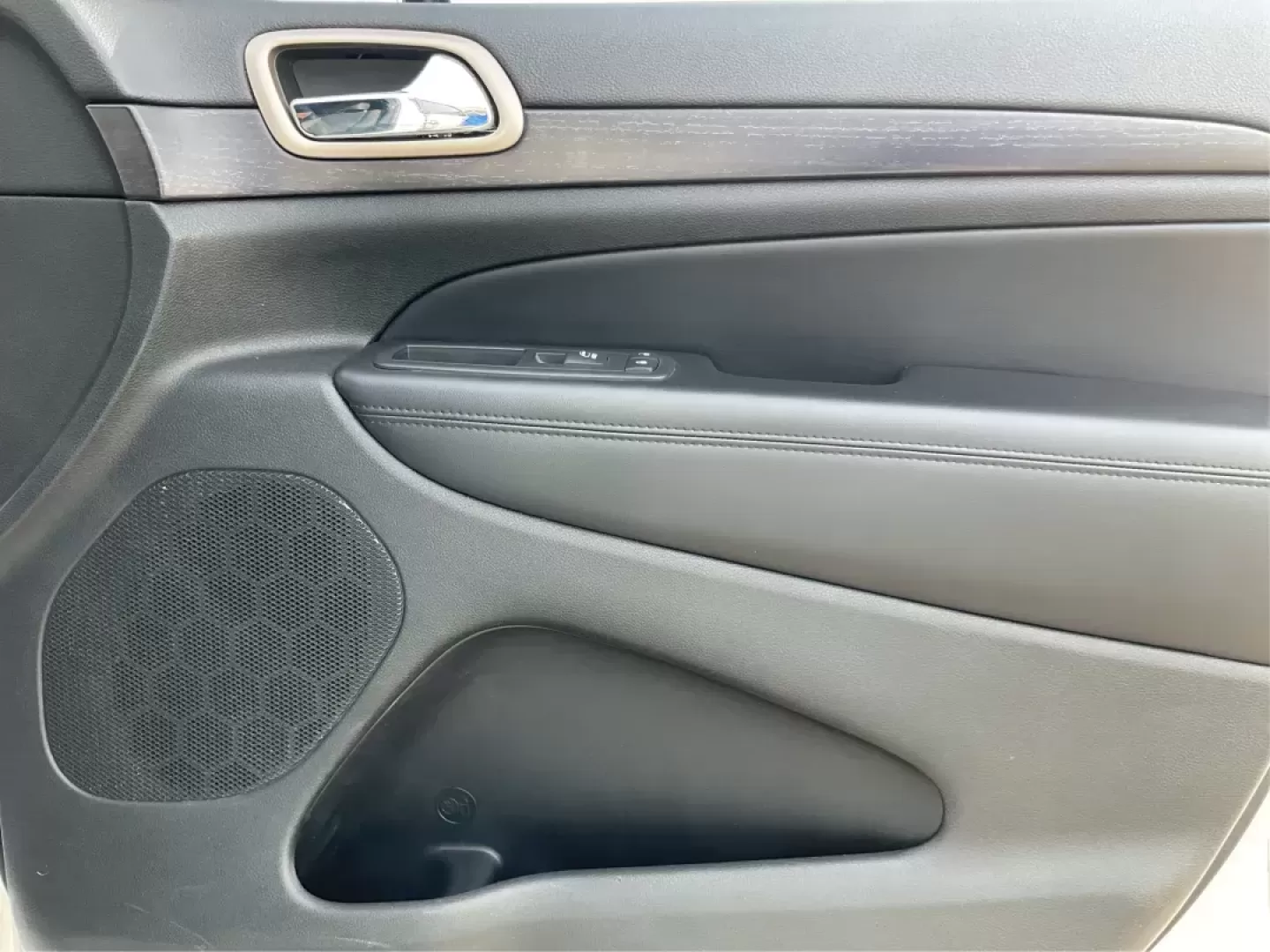 2014 Jeep Grand Cherokee Laredo (1C4RJFAGXEC) with an 3.6L V-6 DOHC engine, located at 1951 S Dayton Lakeview Rd., New Carlisle, OH, 45344, (937) 908-9800, 39.890999, -84.050255 - Photo#19