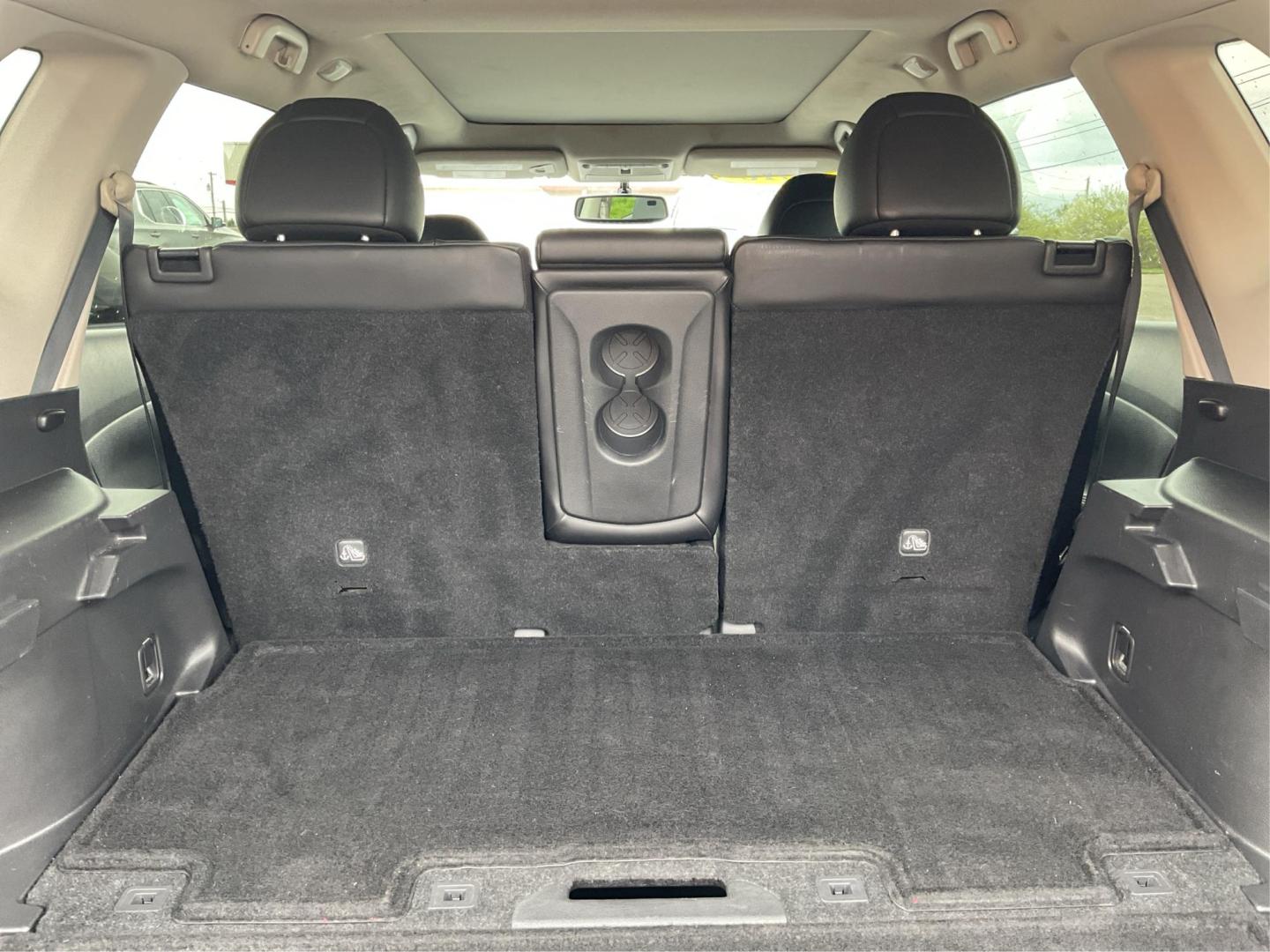 2015 Nissan Rogue SL (5N1AT2MV4FC) with an 2.5L I-4 DOHC engine, located at 880 E. National Road, Vandalia, OH, 45377, (937) 908-9800, 39.891918, -84.183594 - Photo#9