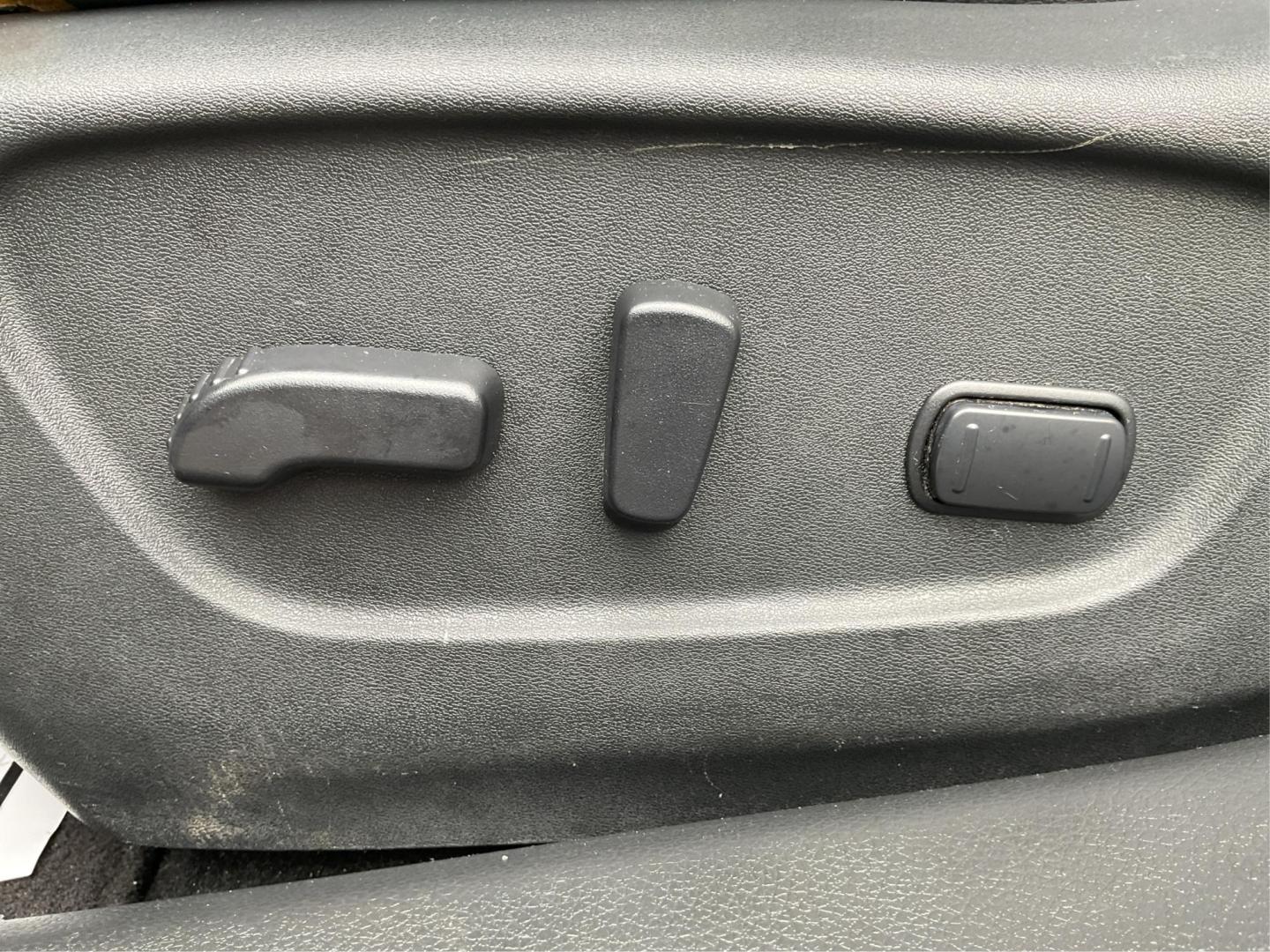 2015 Nissan Rogue SL (5N1AT2MV4FC) with an 2.5L I-4 DOHC engine, located at 880 E. National Road, Vandalia, OH, 45377, (937) 908-9800, 39.891918, -84.183594 - Photo#15
