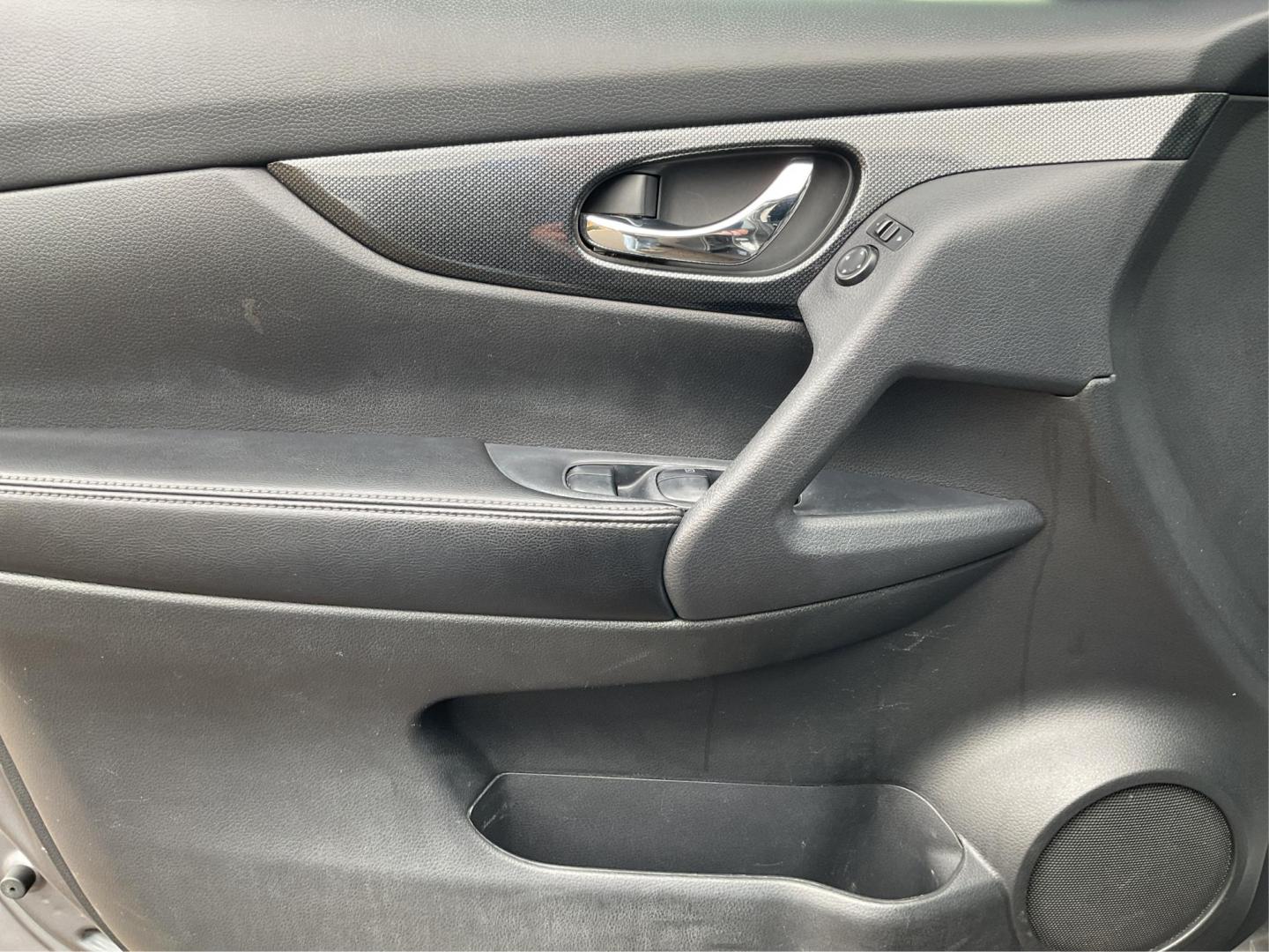 2015 Nissan Rogue SL (5N1AT2MV4FC) with an 2.5L I-4 DOHC engine, located at 880 E. National Road, Vandalia, OH, 45377, (937) 908-9800, 39.891918, -84.183594 - Photo#16