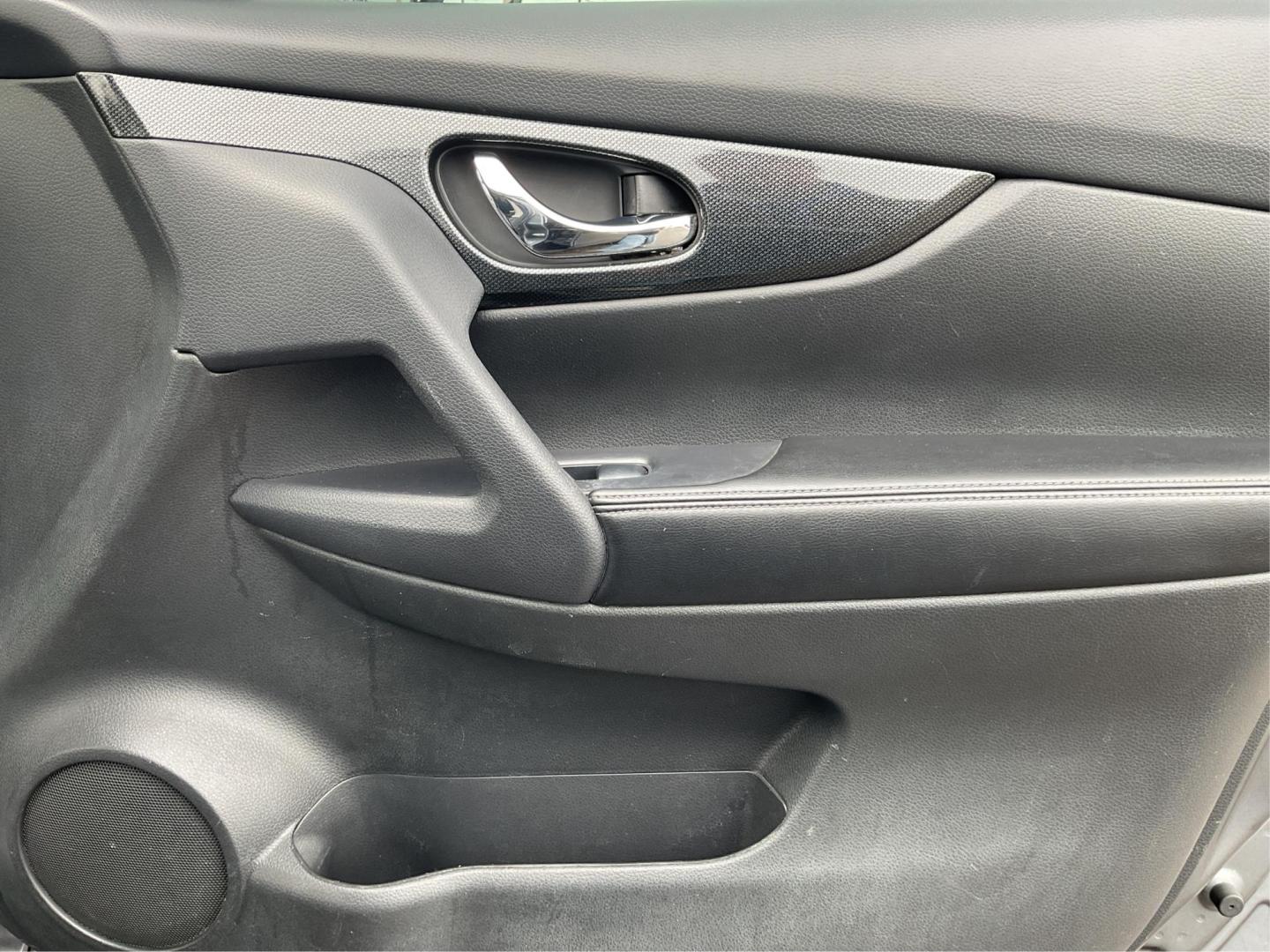 2015 Nissan Rogue SL (5N1AT2MV4FC) with an 2.5L I-4 DOHC engine, located at 880 E. National Road, Vandalia, OH, 45377, (937) 908-9800, 39.891918, -84.183594 - Photo#17