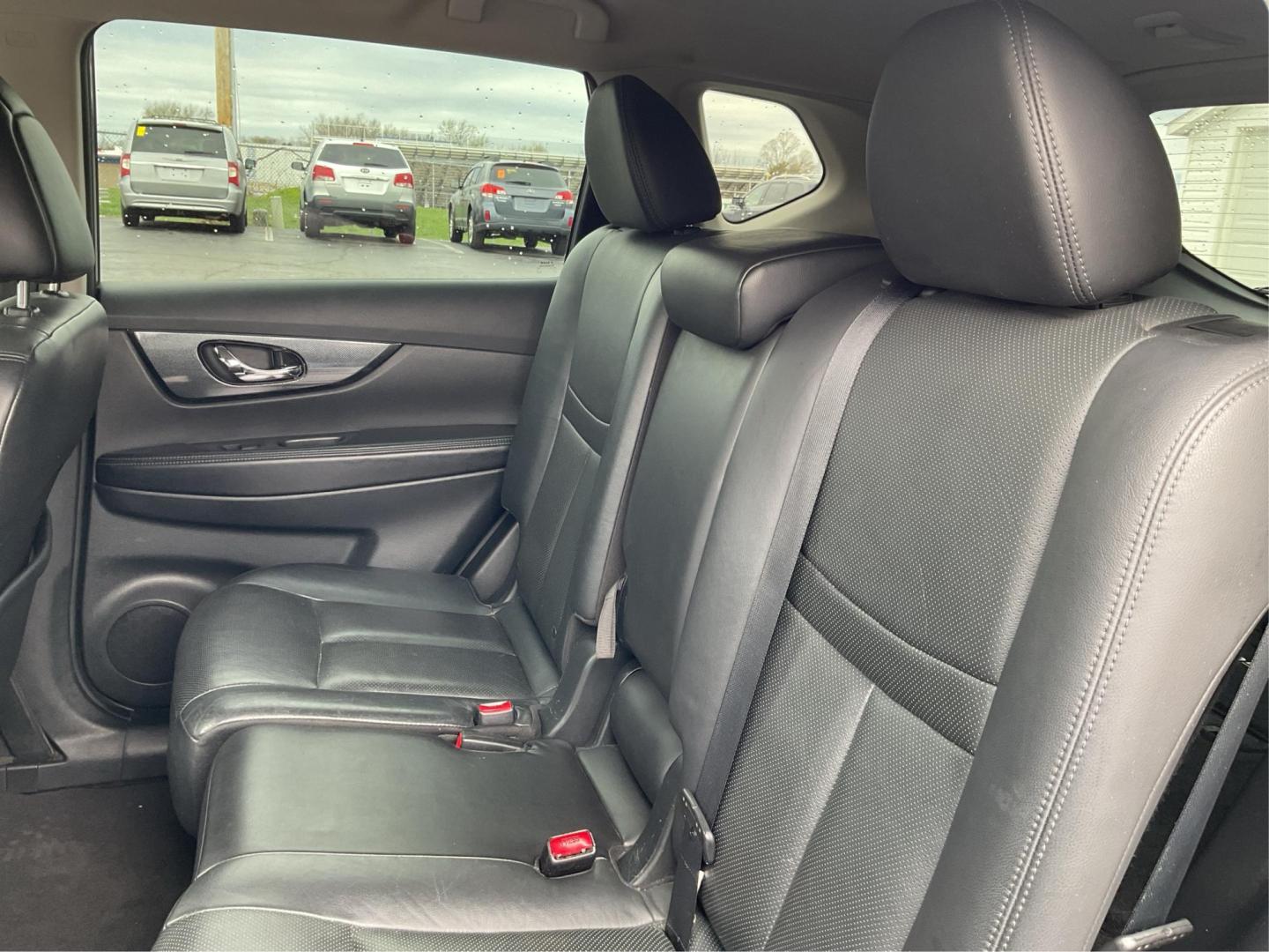 2015 Nissan Rogue SL (5N1AT2MV4FC) with an 2.5L I-4 DOHC engine, located at 880 E. National Road, Vandalia, OH, 45377, (937) 908-9800, 39.891918, -84.183594 - Photo#8