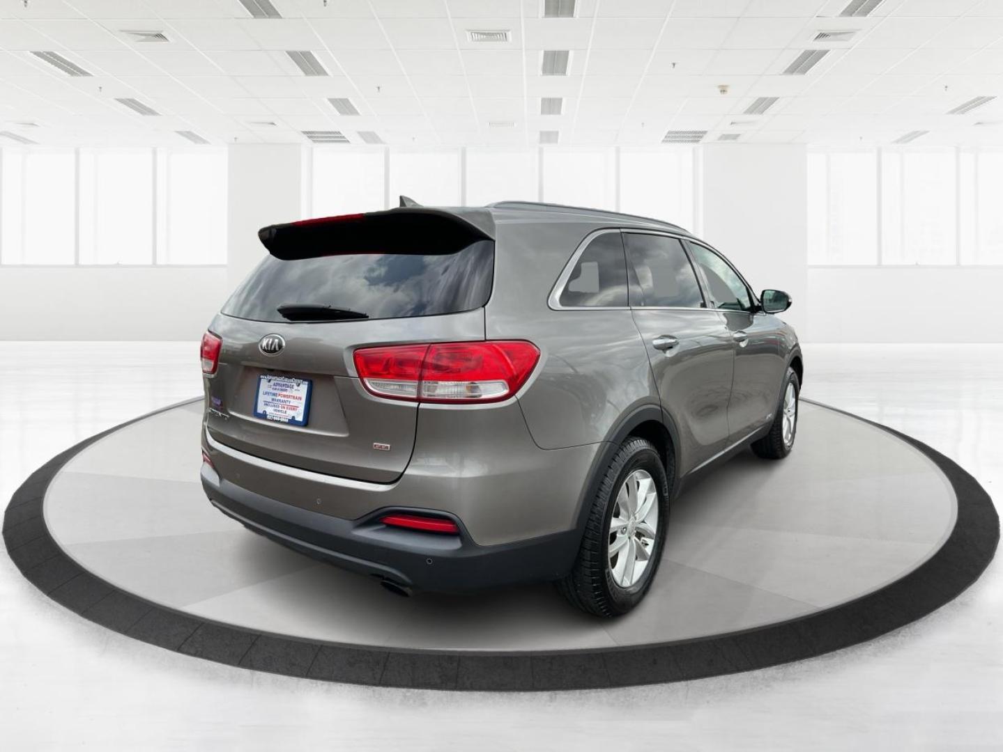 2016 Kia Sorento 2.4L LX (5XYPGDA32GG) with an 2.4L I-4 gasoline direct injection engine, located at 1184 Kauffman Ave, Fairborn, OH, 45324, (937) 908-9800, 39.807072, -84.030914 - Photo#2