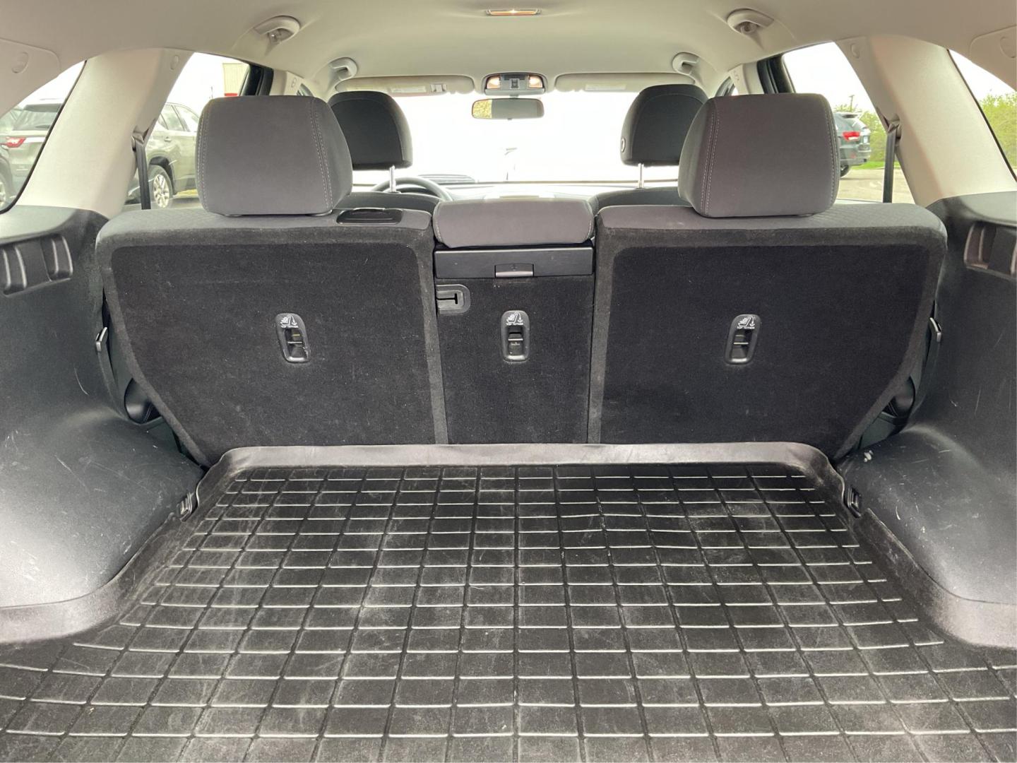 2018 Kia Sorento 2.4L LX (5XYPG4A38JG) with an 2.4L I-4 gasoline direct injection engine, located at 4508 South Dixie Dr, Moraine, OH, 45439, (937) 908-9800, 39.689976, -84.218452 - Photo#11