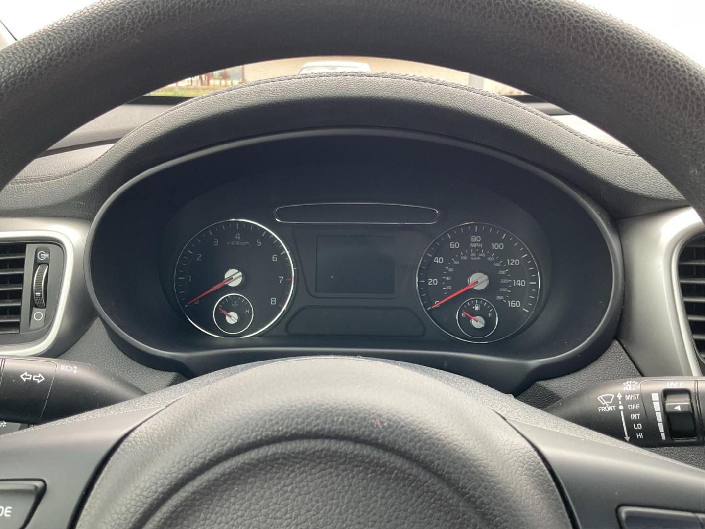 2018 Kia Sorento 2.4L LX (5XYPG4A38JG) with an 2.4L I-4 gasoline direct injection engine, located at 4508 South Dixie Dr, Moraine, OH, 45439, (937) 908-9800, 39.689976, -84.218452 - Photo#14