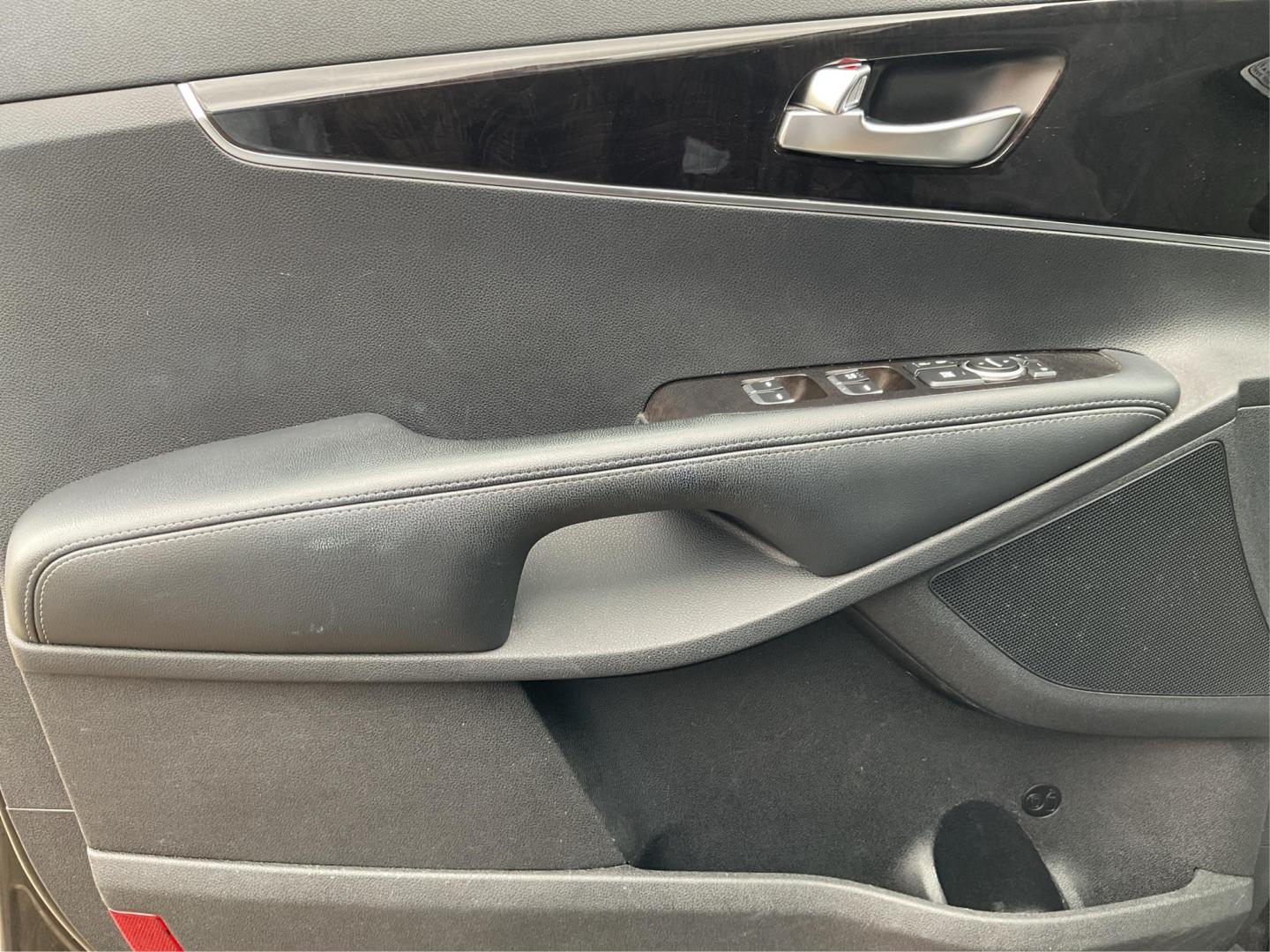 2018 Kia Sorento 2.4L LX (5XYPG4A38JG) with an 2.4L I-4 gasoline direct injection engine, located at 4508 South Dixie Dr, Moraine, OH, 45439, (937) 908-9800, 39.689976, -84.218452 - Photo#16